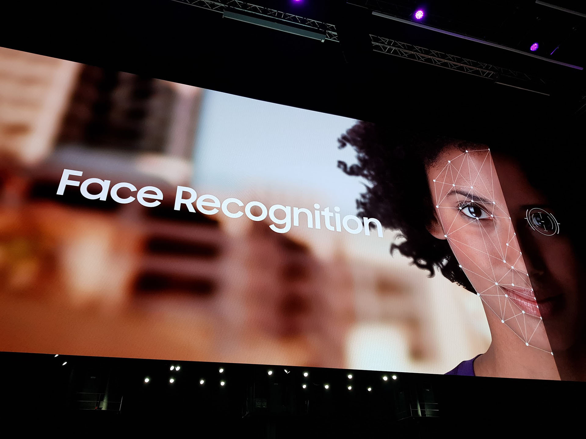 Ofrece identificación biométrica por iris, reconocimiento facial y huella digital, e incorpora una nueva verificación llamada Intelligent Scan (escaneo inteligente), una herramienta que combina el escaneo del iris con el reconocimiento facial para desbloquear de manera más segura y rápida el teléfono