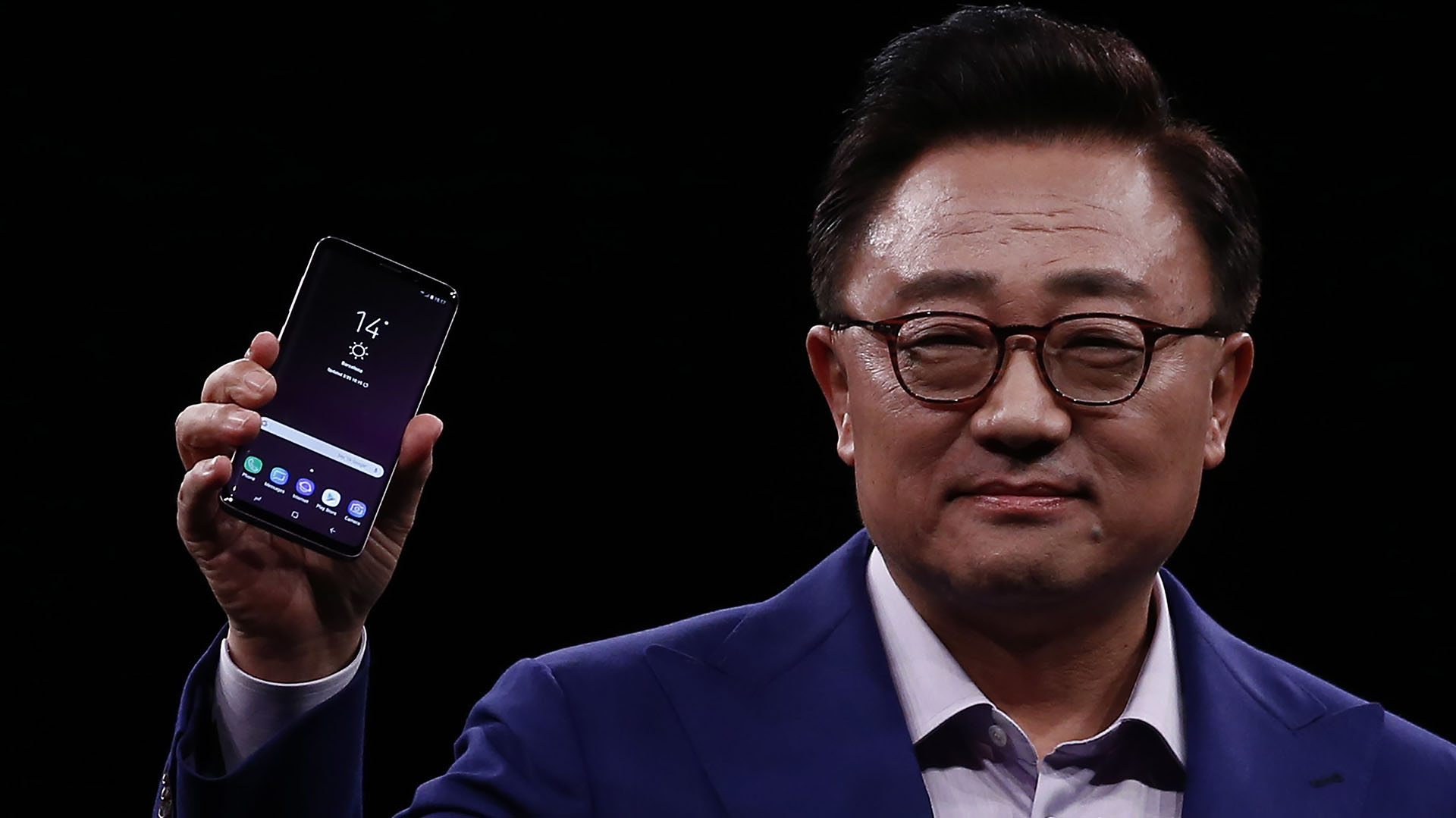 DJ Koh, presidente de Samsung, muestra el nuevo Galaxy S9, durante el evento Samsung Galaxy Unpacked 2018 en la víspera de uno de los eventos más importante de smartphones de todo el mundo (AP Photo / Manu Fernandez)