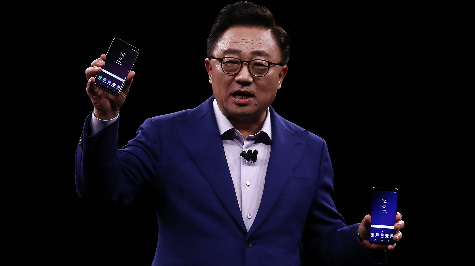 Tal como se informó en la presentación de los nuevos productos, los Galaxy S9 y S9+ saldrán a la venta en Estados Unidos y Corea del Sur a partir del 16 de marzo y se ofrecerán en cuatro tonos: negro (Midnight Black), gris (Titanium Gray), azul (Coral Blue) y lila (Lilac Purple) (AP Photo/Manu Fernandez)
