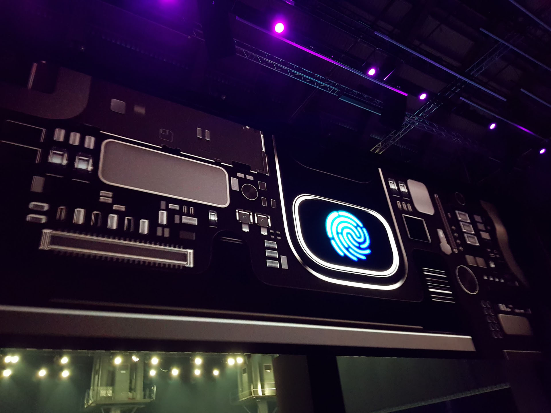 Bixby es parte integral del nuevo buque insignia de Samsung. Es un asistente virtual integrado al teléfono: basta apuntar la cámara a diferentes objetos para que el sistema haga un reconocimiento inteligente de ellos y ofrezca información en tiempo real