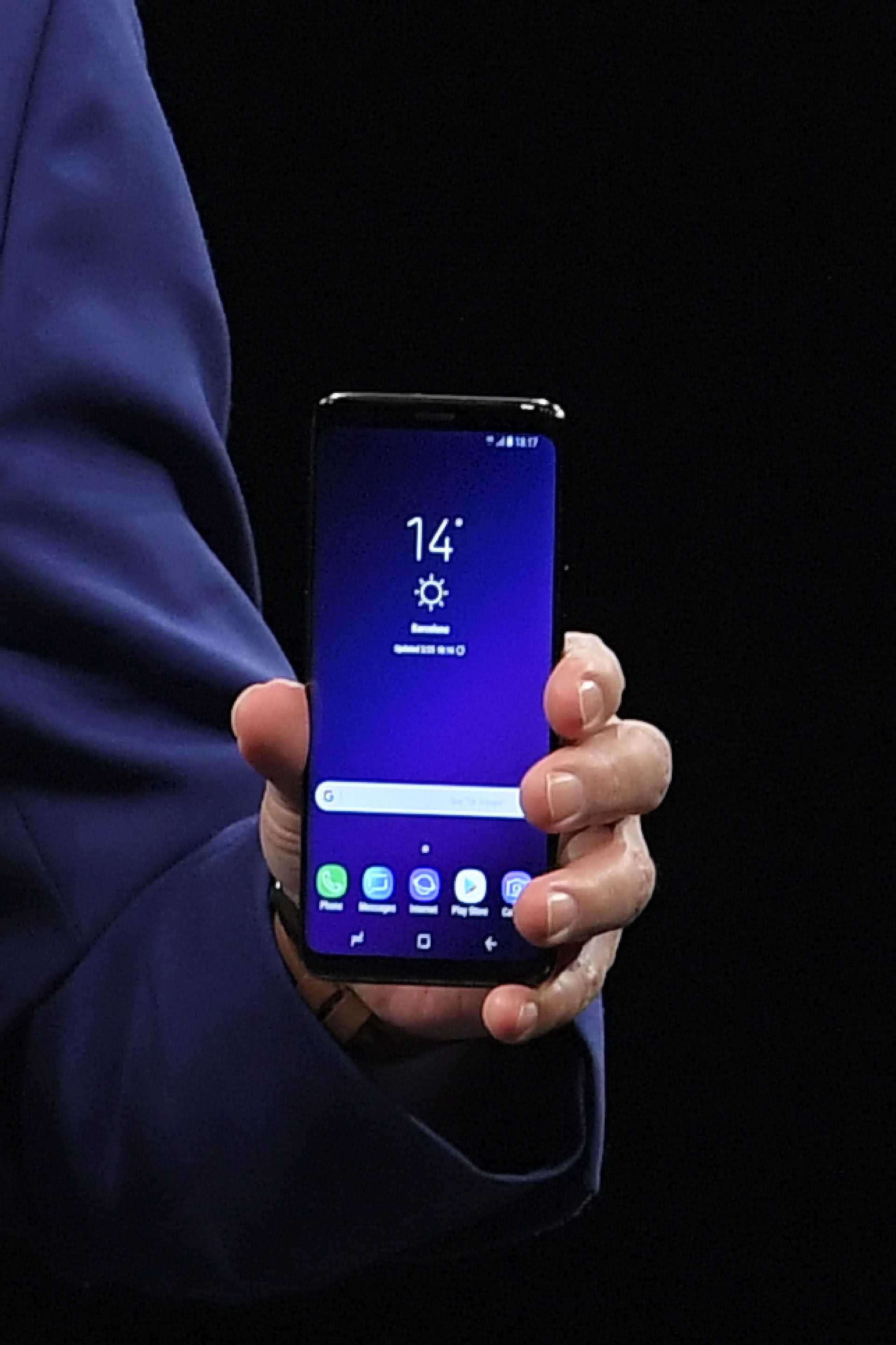 El S9 y S9+ tienen una cámara trasera de 12 MP con apertura focal variable de f/1,5 y f/2,4 que se ajusta automáticamente al nivel de luz. Por su parte, la cámara frontal en ambos modeles es de 8 MP, con apertura f/1,7 (AFP PHOTO/LLUIS GENE)