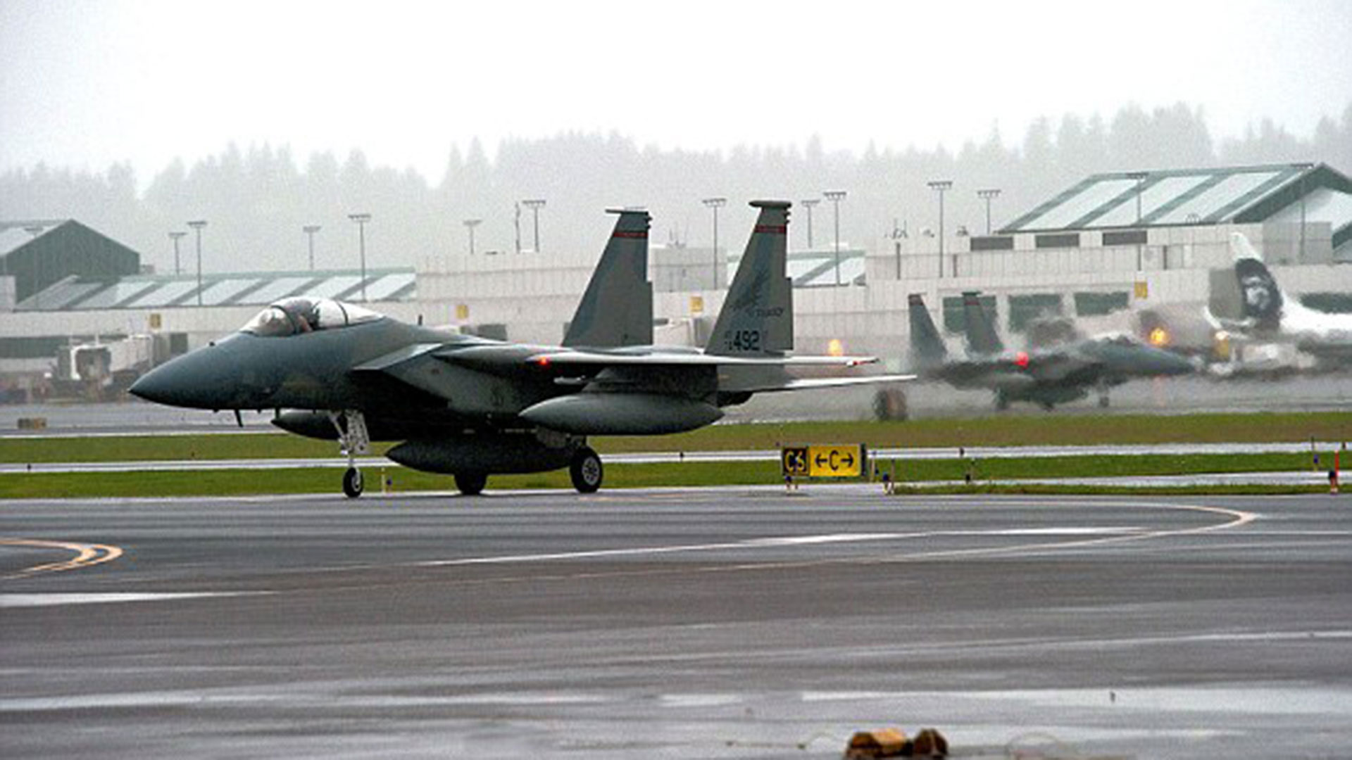 Un avión de combate F-15 que despegó en búsqueda del OVNI