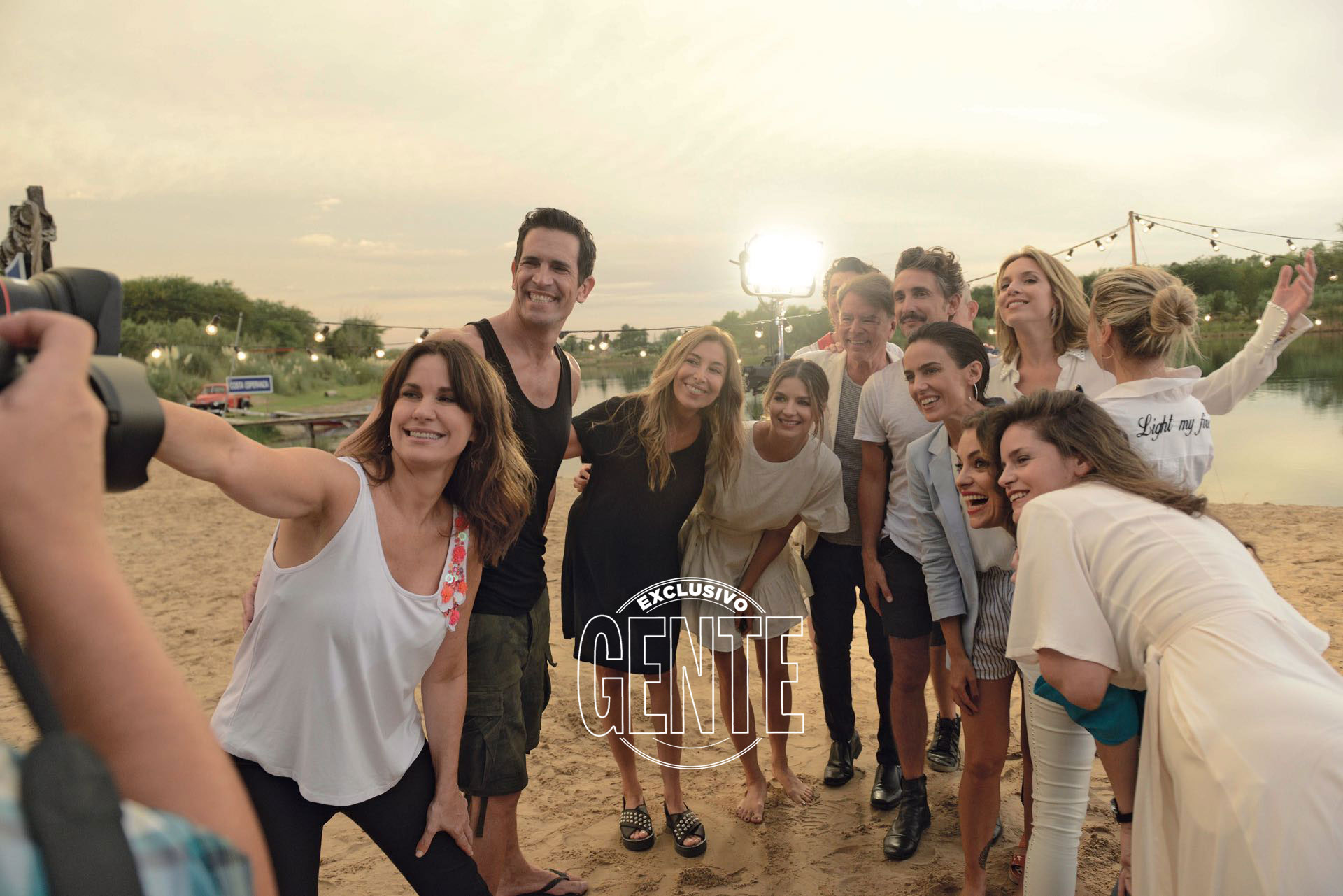 Todos a bordo Nancy Dupláa tira la selfie y la banda sonríe. Sobró buena onda entre todos los convocados al reencuentro.