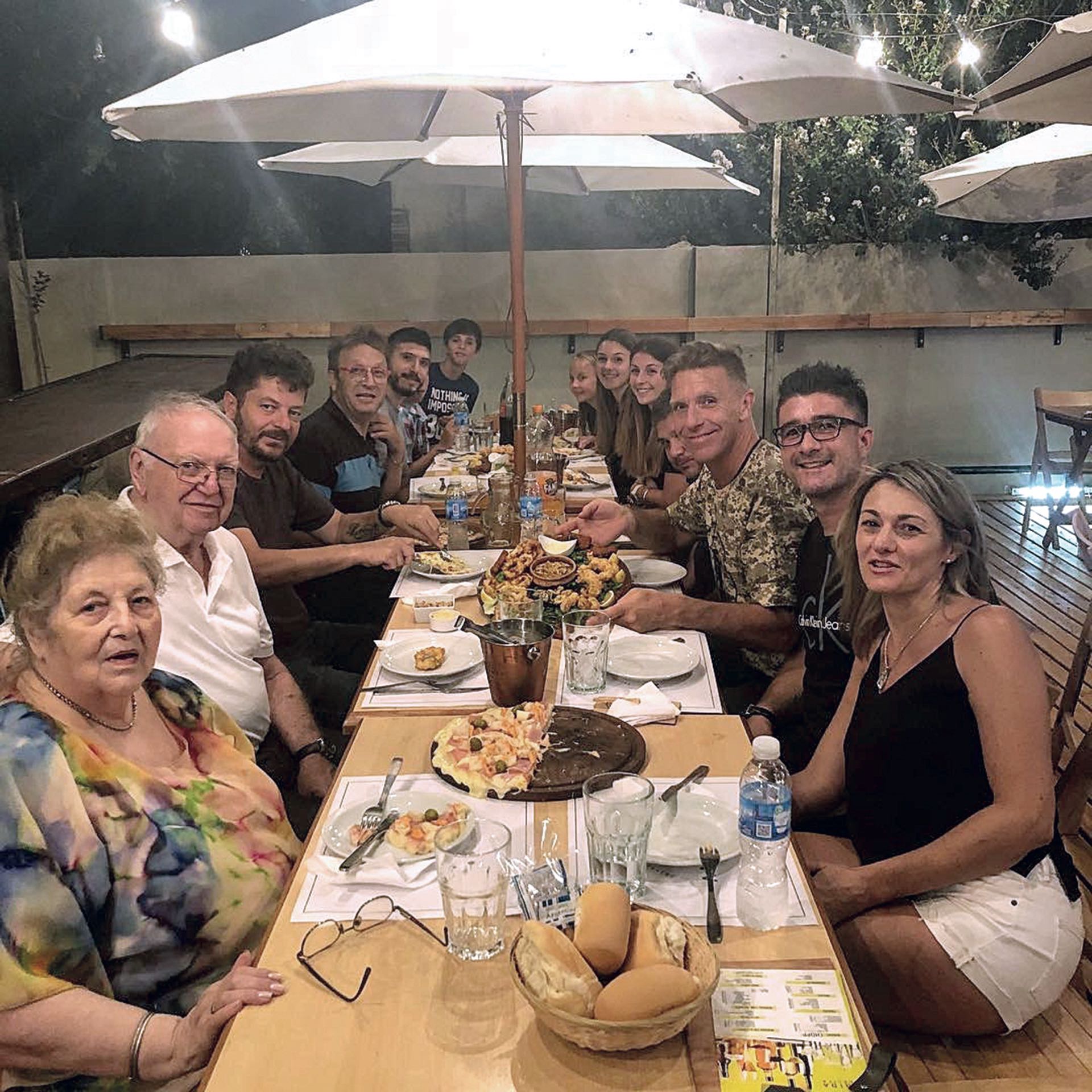 La foto de la presentación de Coni Mosqueira ante la familia de Fantino (Fotos: Instagram)