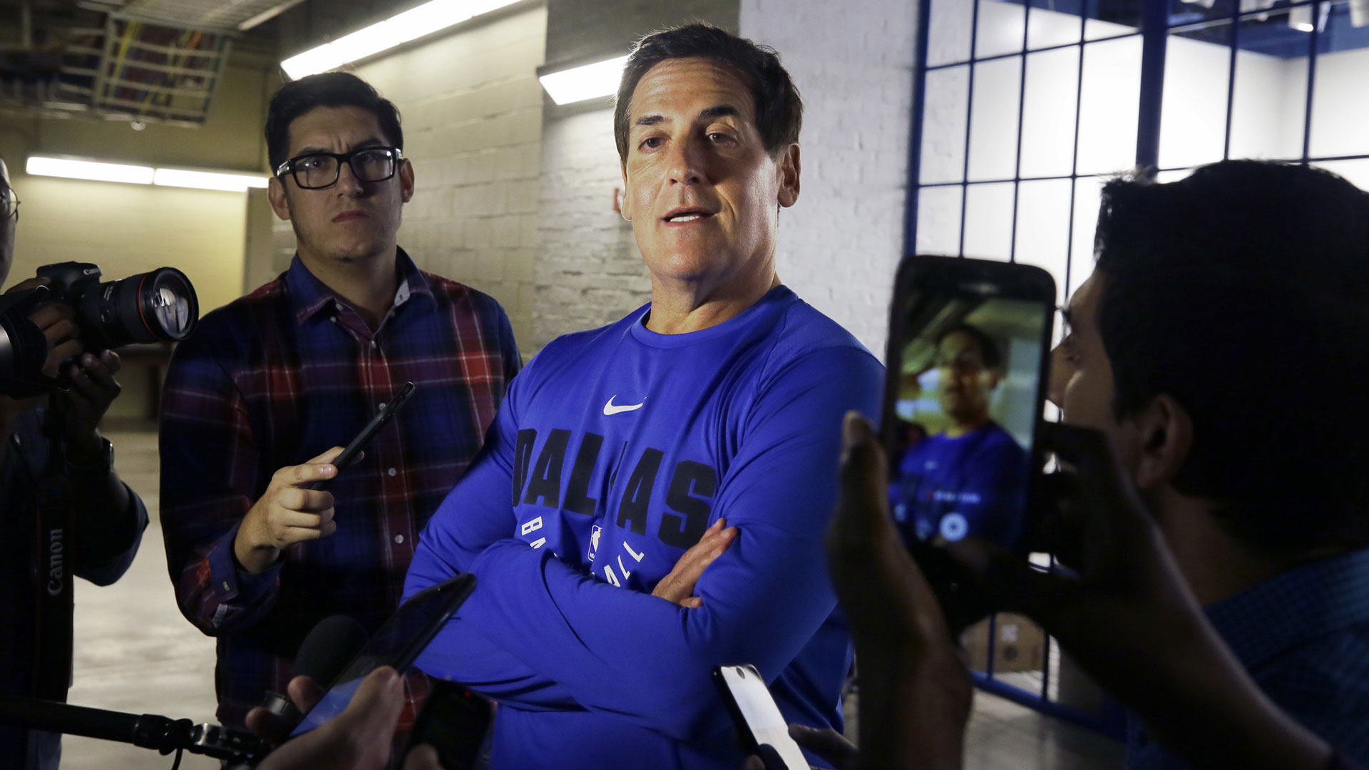 El 4 de enero de 2000, Cuban compró la mayoría de las acciones del equipo de los Mavericks de Dallas de la NBA por $285 millones (AP)