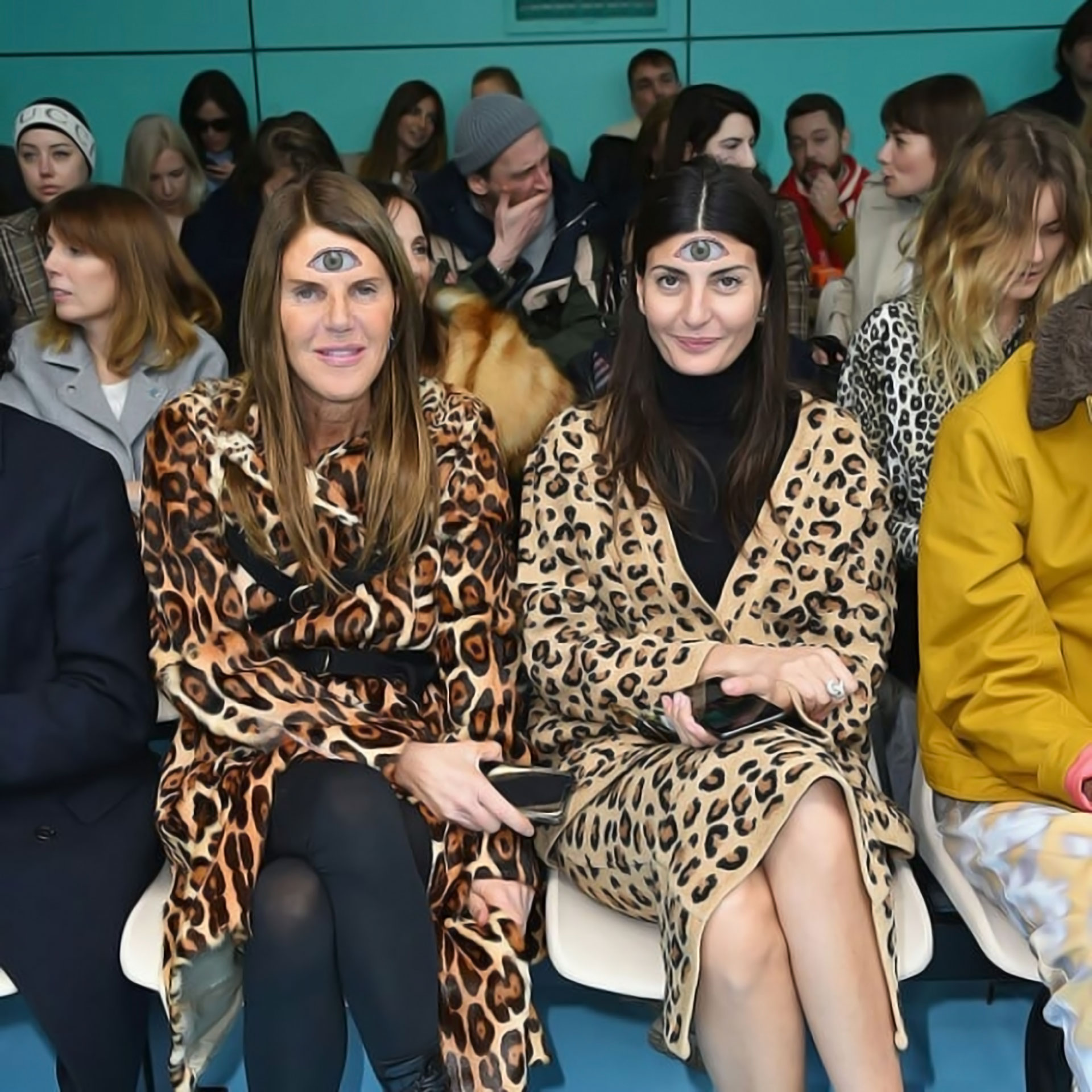 Entre las celebrities del front row, Anna Dello Russo, la directora de Vogue Japón, siguiendo de cerca el espíritu de la colección.