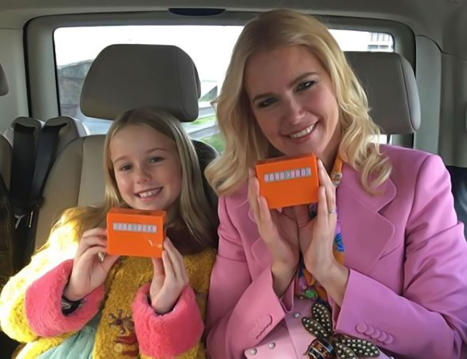 Con la invitación en mano, Valeria Mazza junto a Tanía Gravier se preparaban para el extravagante desfile de Gucci en Milán