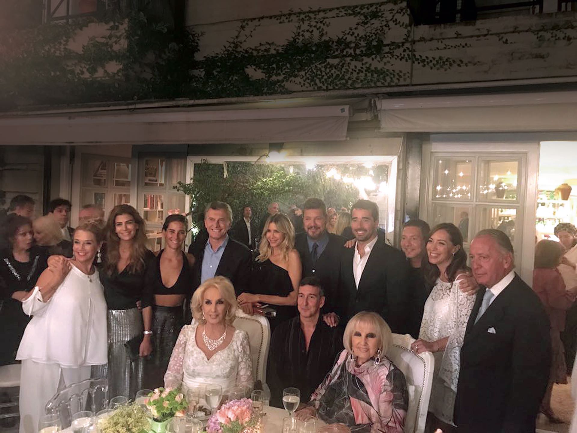 Arriba, de izquierda a derecha: Marcela Tinayre, Juliana Awada, Juana Viale, Mauricio Macri, Guillermina Valdés, Marcelo Tinelli, Nacho Viale, Adrián Suar, María Julia Vidal y Daniel Funes de Rioja, abogado de Mirtha y sobrino de Goldi. Abajo: Chiquita, Julio Bocca y Goldi. (Fotos Fabián Uset/GENTE)