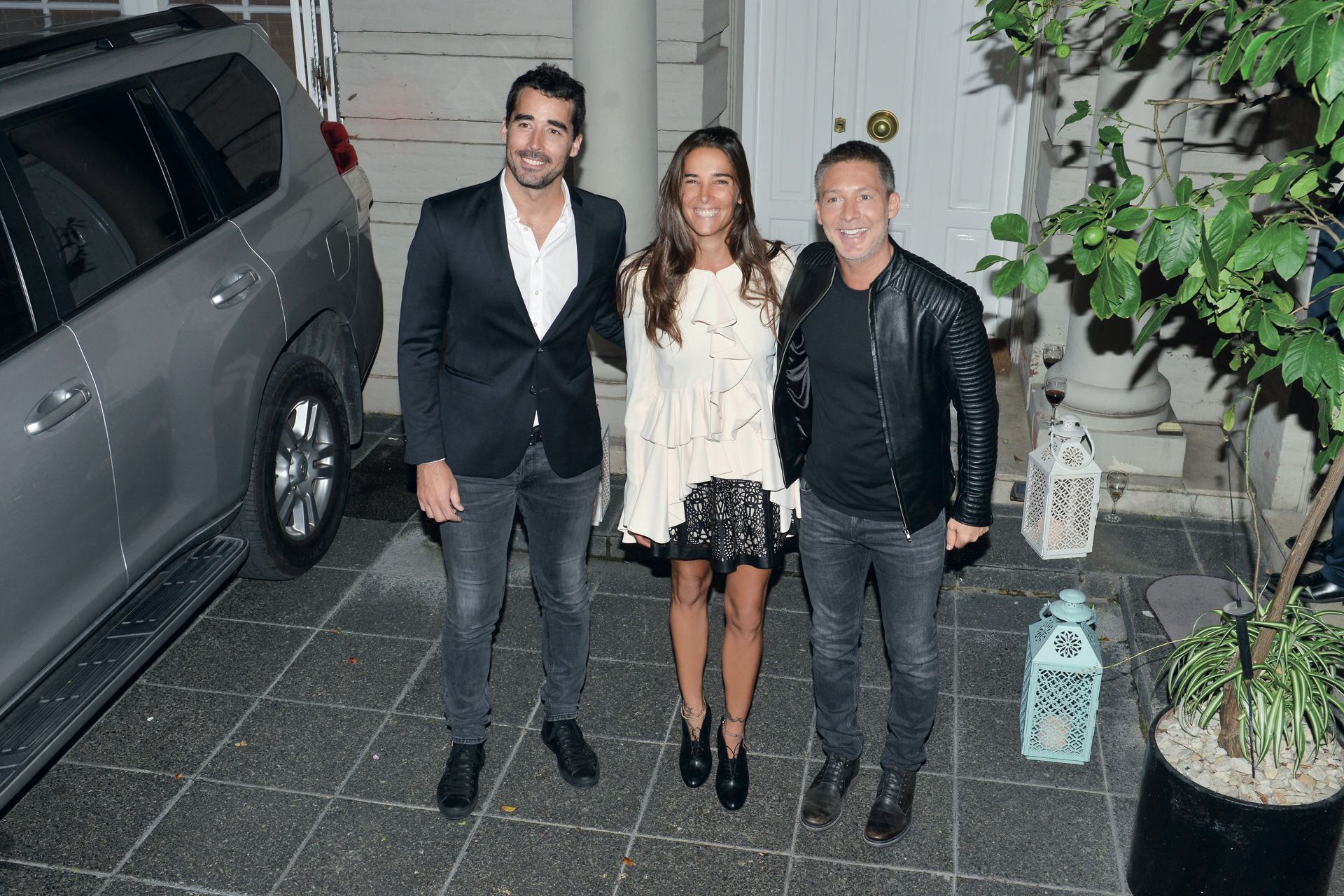 Nacho y Juana Viale junto a Adrián Suar, recién llegado de la función de Un rato con él con bombones para las homenajeadas. (Foto Fabián Uset/GENTE)