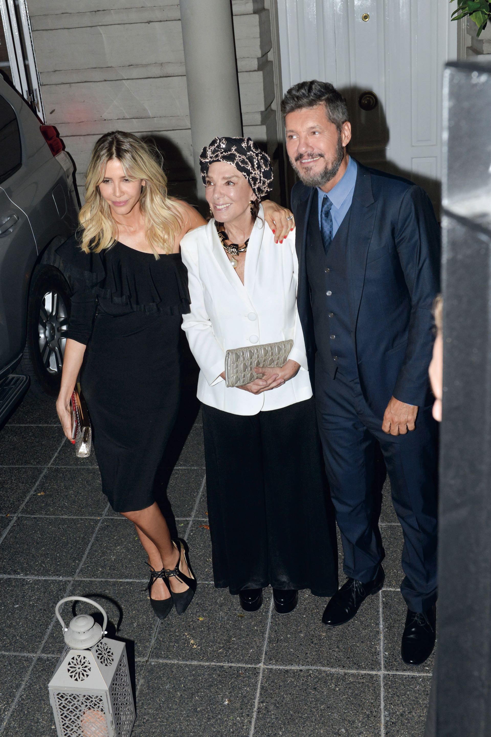 Graciela Borges con Marcelo Tinelli y Guillermina Valdés. La actriz les regaló collares a las cumpleañeras, y la pareja más glam, foulard y billetera de Hermès. (Foto Fabián Uset/GENTE)