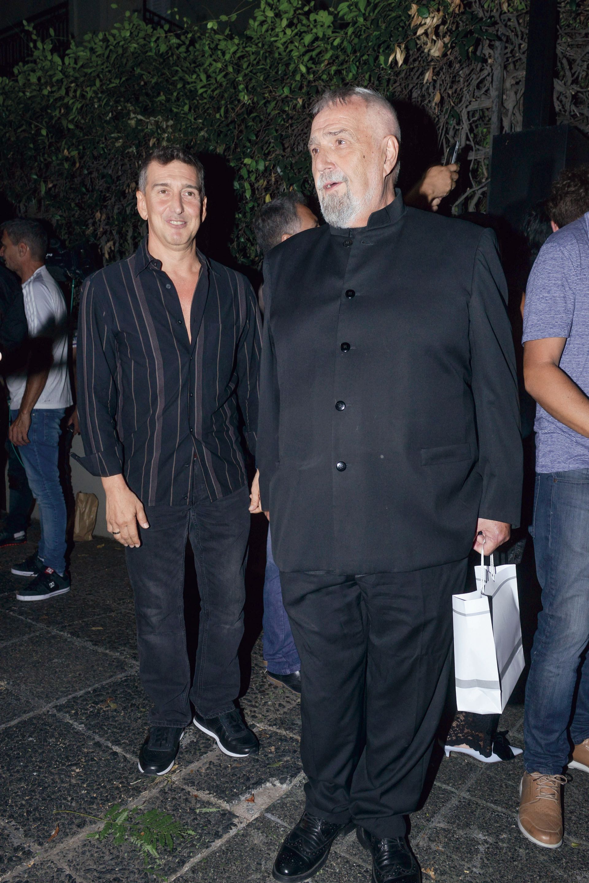 Lino Patalano y Julio Bocca, de los primeros en llegar, obsequiaron collares de perlas. (Fotos Fabián Uset/GENTE)