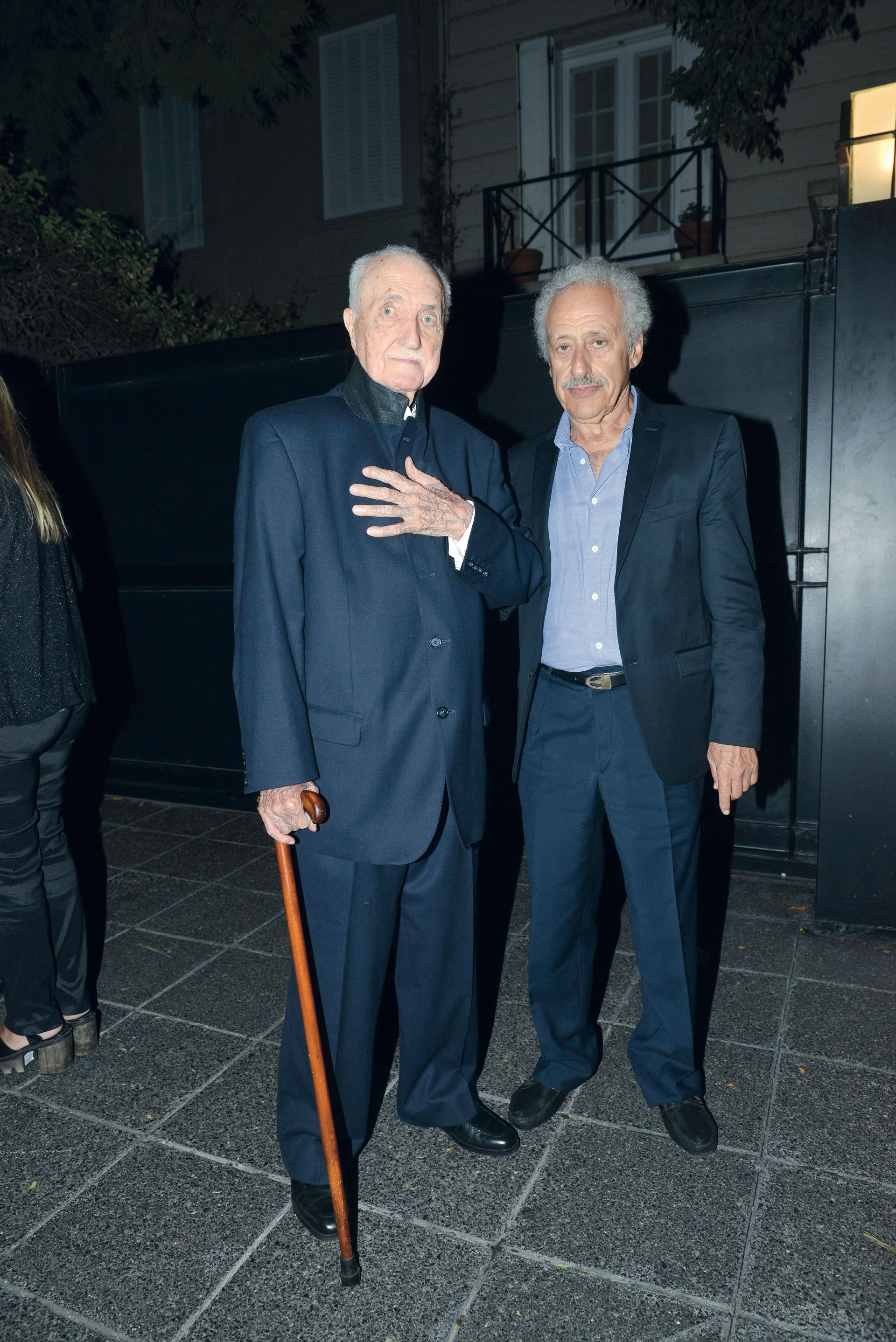 Arriba. El hermano mayor, José Martínez Suárez (92) –que sólo les lleva dieciséis meses a las gemelas– llegó a la fiesta acompañado por el cineasta Juan José Jusid. (Foto Fabián Uset/GENTE)