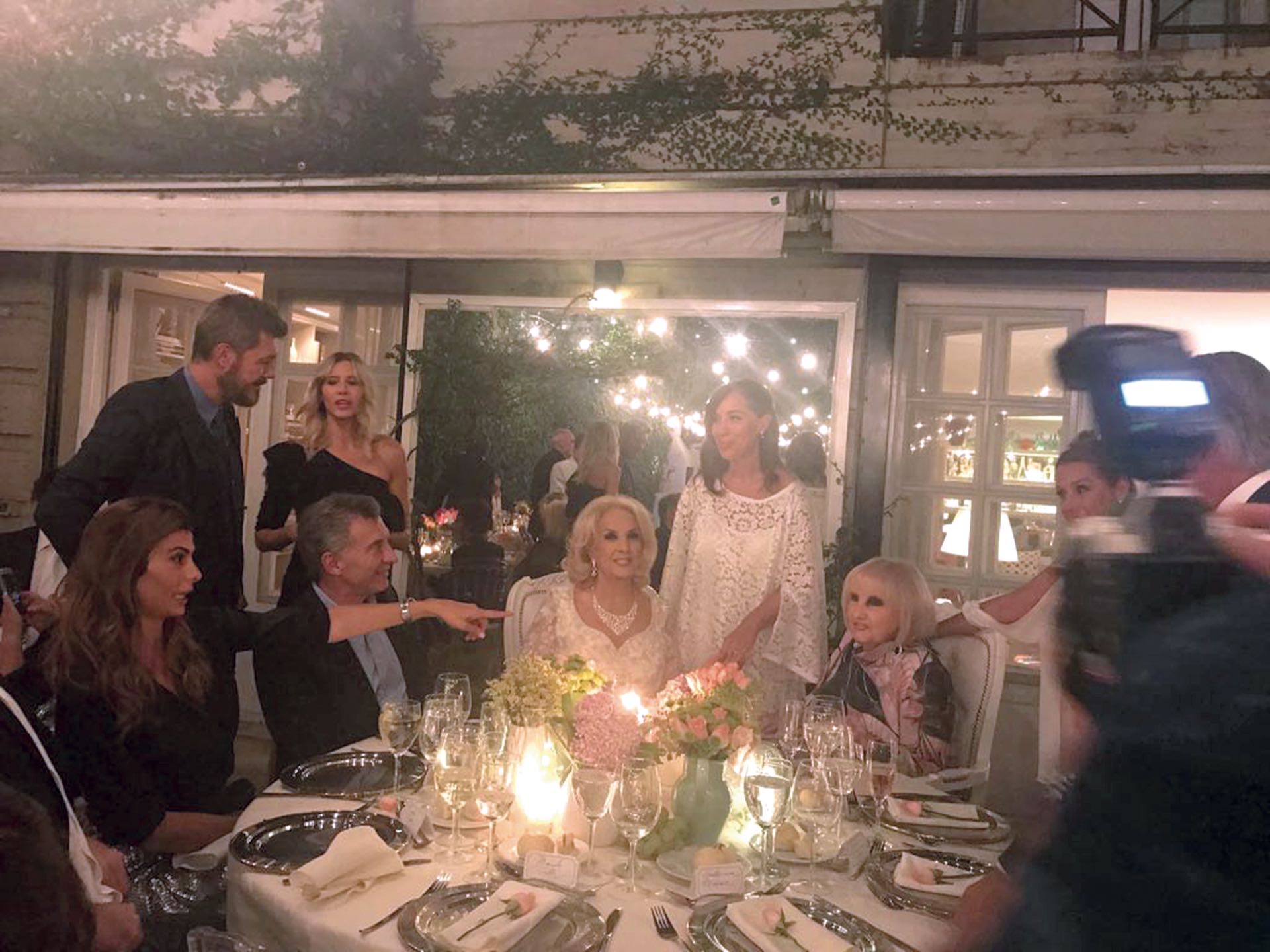 María Eugenia Vidal felicitó a las cumpleañeras. (Foto Fabián Uset/GENTE)