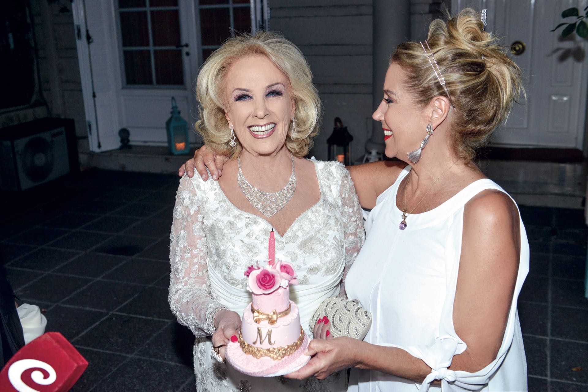 Marcela le entrega a su mamá el souvenir del festejo. (Foto Fabián Uset/GENTE)