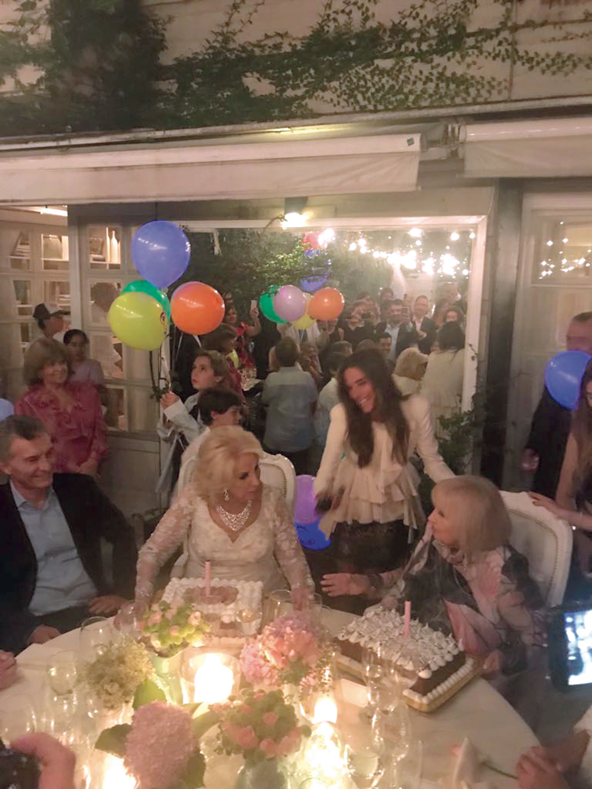 Juana Viale sorprendió a Chiqui y a Goldi con dos de sus tortas favoritas: una de mousse de chocolate y merengues, y otra Rogel. (Foto Fabián Uset/GENTE)