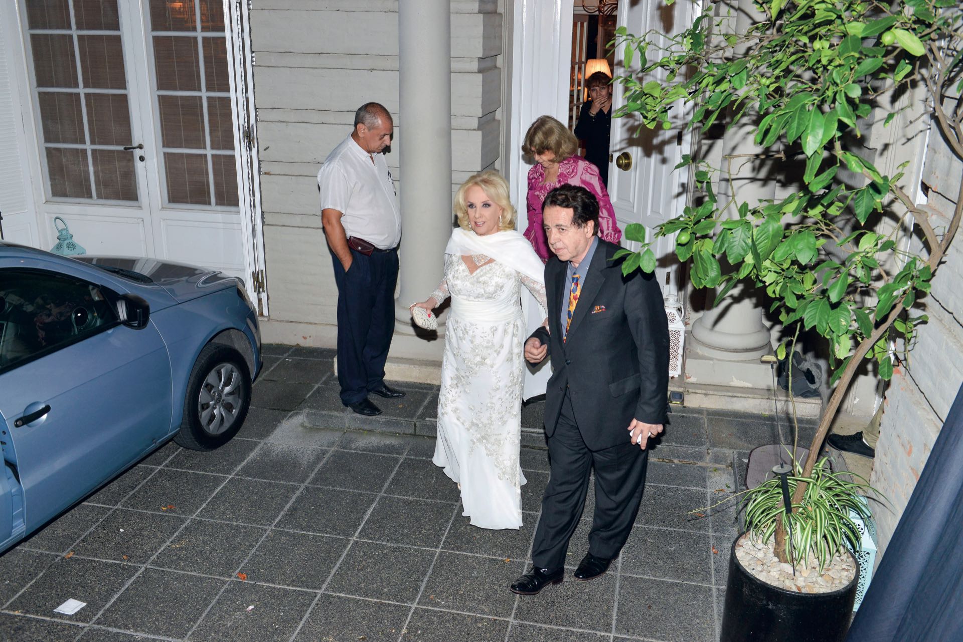 Minutos después de las tres de la mañana del sábado 24, Mirtha se retiró junto a Héctor Vidal Rivas, tras la serenata de los mariachis contratados por Marcela Tinayre. “Quise que esta noche no terminara jamás”, dijo Chiquita. (Foto Fabián Uset/GENTE)