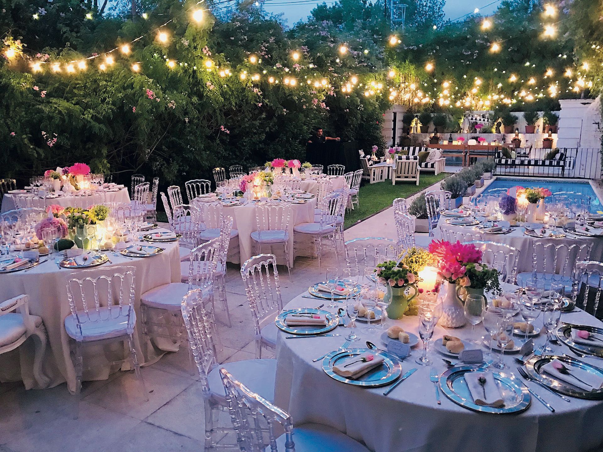 El reconocido ambientador Ramiro Arzuaga dispuso 300 metros de lucecitas en todo el jardín, debajo de las siete mesas (de diez plazas) cubiertas de brocato crudo, con sillas Royal de cristal y arreglos de hortensias y rosas color rosa, velas y frutas como uvas, mangos y limones. En la pileta lucían decenas de flores flotantes en tonos amarillos y luces en la gama de los azules. Además, se decoró uno de los muros con exquisito follaje y velas. (Foto Fabián Uset/GENTE)