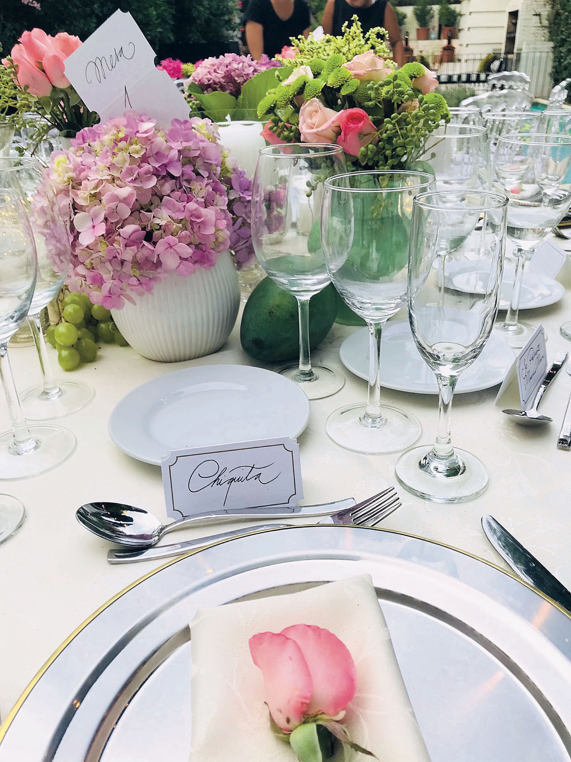La mesa con cada lugar asignado. El centro de mesa en tonos rosas, el preferido de la homenajeada. (Foto Fabián Uset/GENTE)