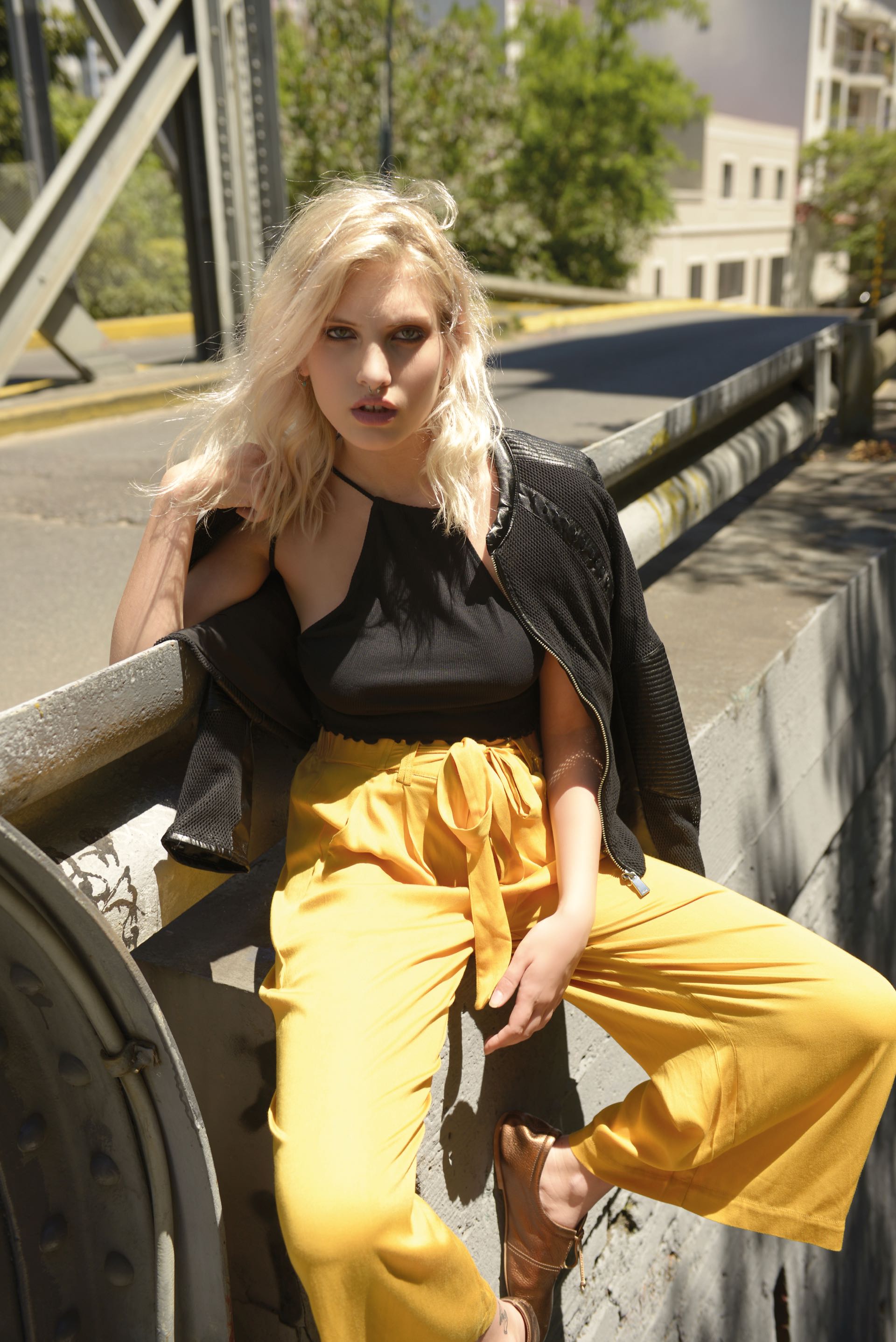 Campera de cuero ecológico y red (Prüne), top de morley con escote halter (Uma), pantalón ancho con lazo en la cintura (Rapsodia) y zapatos metalizados (Viamo).(Foto Conejo Collins/ Para Ti)