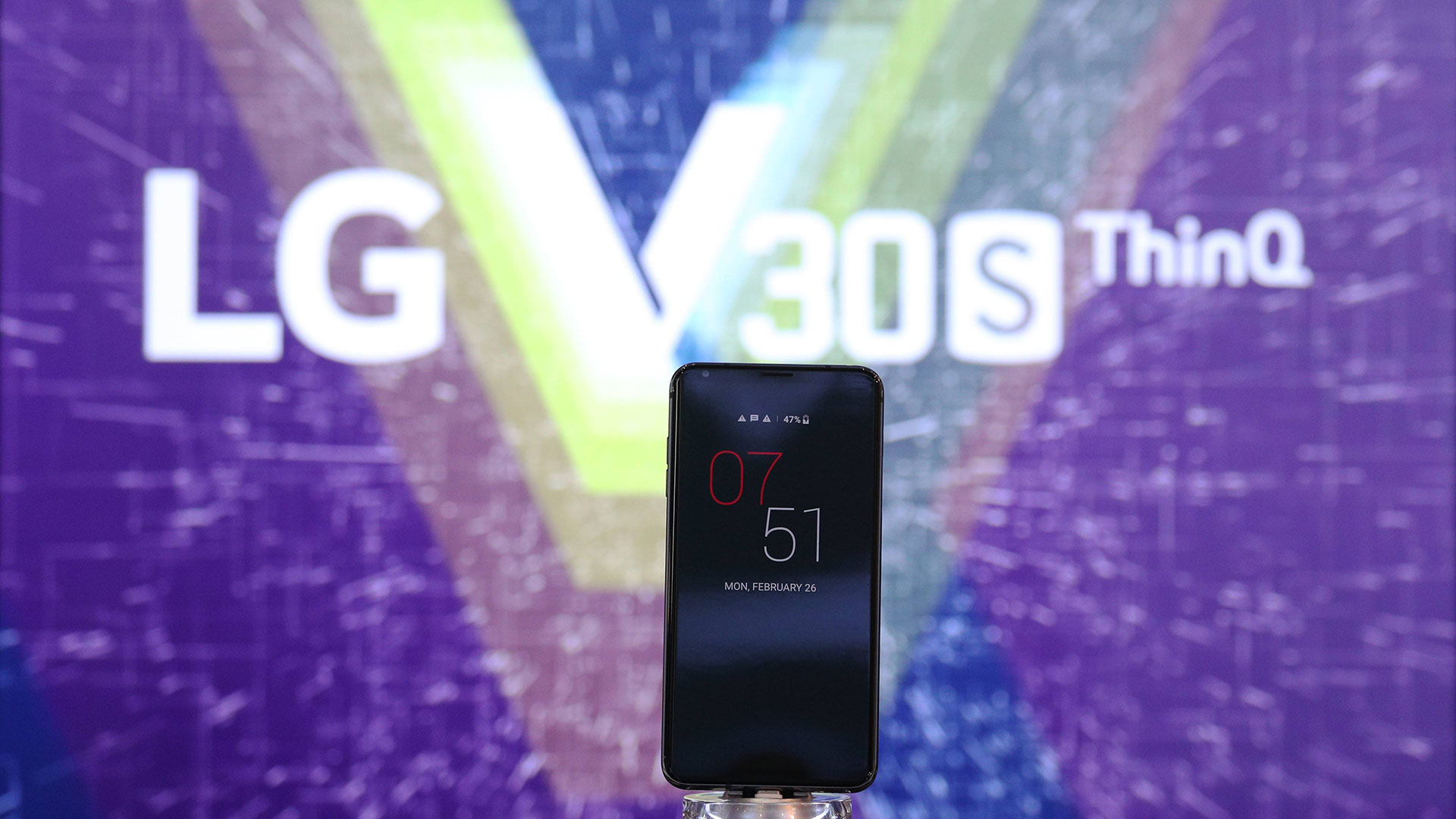 LG presentó una nueva versión del V30 que incorpora una cámara con visión inteligente que analiza automáticamente objetos y recomienda el mejor modo de disparo entre ocho opciones (Reuters).