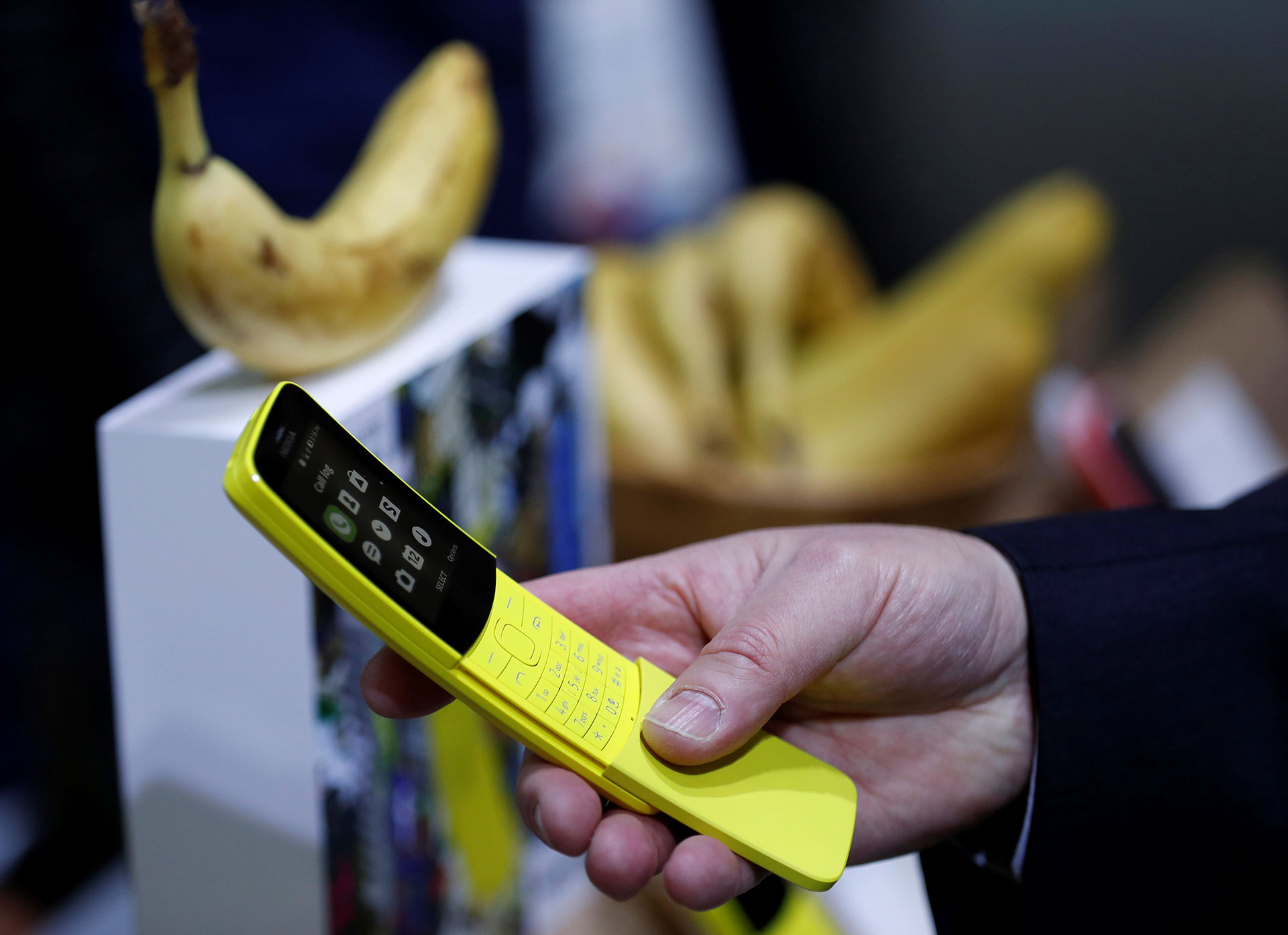 El Nokia 8110, conocido como el “banana phone” y lanzado originalmente en 1996, vuelve al ruedo con 4G (Reuters)