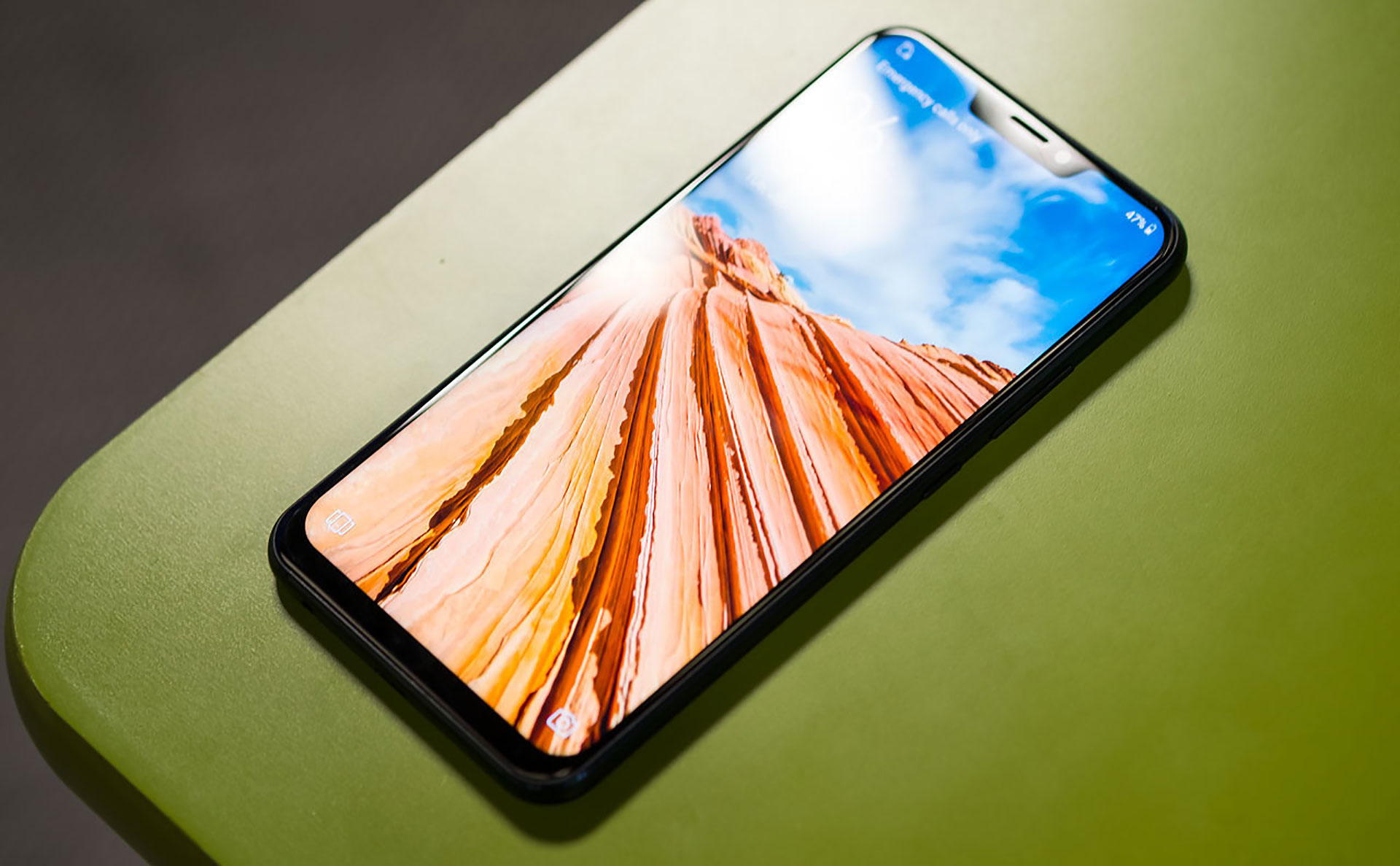 Tiene una pantalla de 6,2 pulgadas casi sin bordes, con un diseño que recuerda al iPhone X, como el Doogee V o el Vivo Apex que también presentaron en la feria. Incorpora algoritmos que le permiten a la cámara reconocer el entorno así como el objeto que se va a fotografiar y en función de eso recomienda el uso de alguno de sus 16 modos o escenas pre configuradas