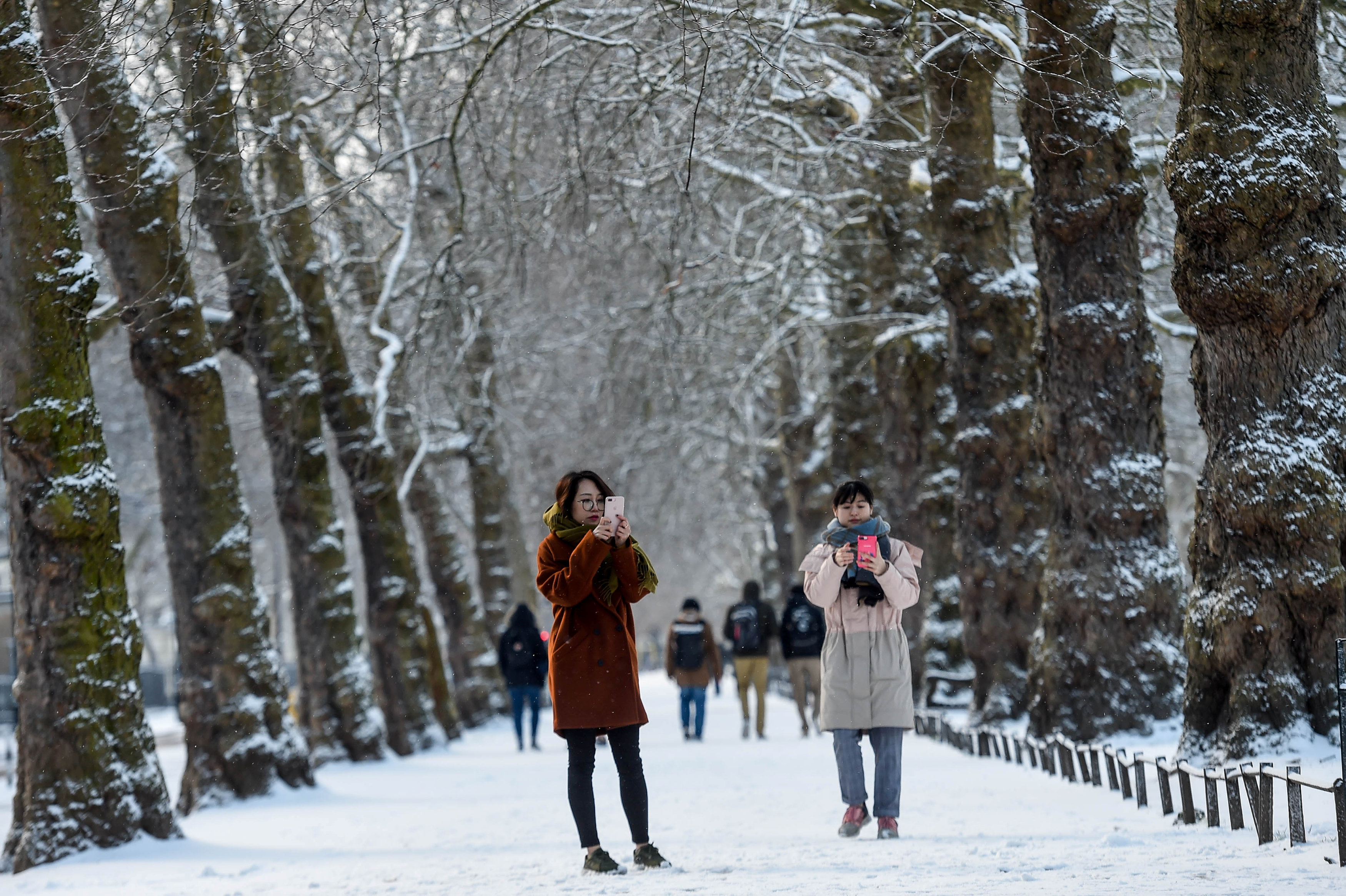 Dos mujeres en St James’s Park, Londres (REUTERS/Peter Summers)