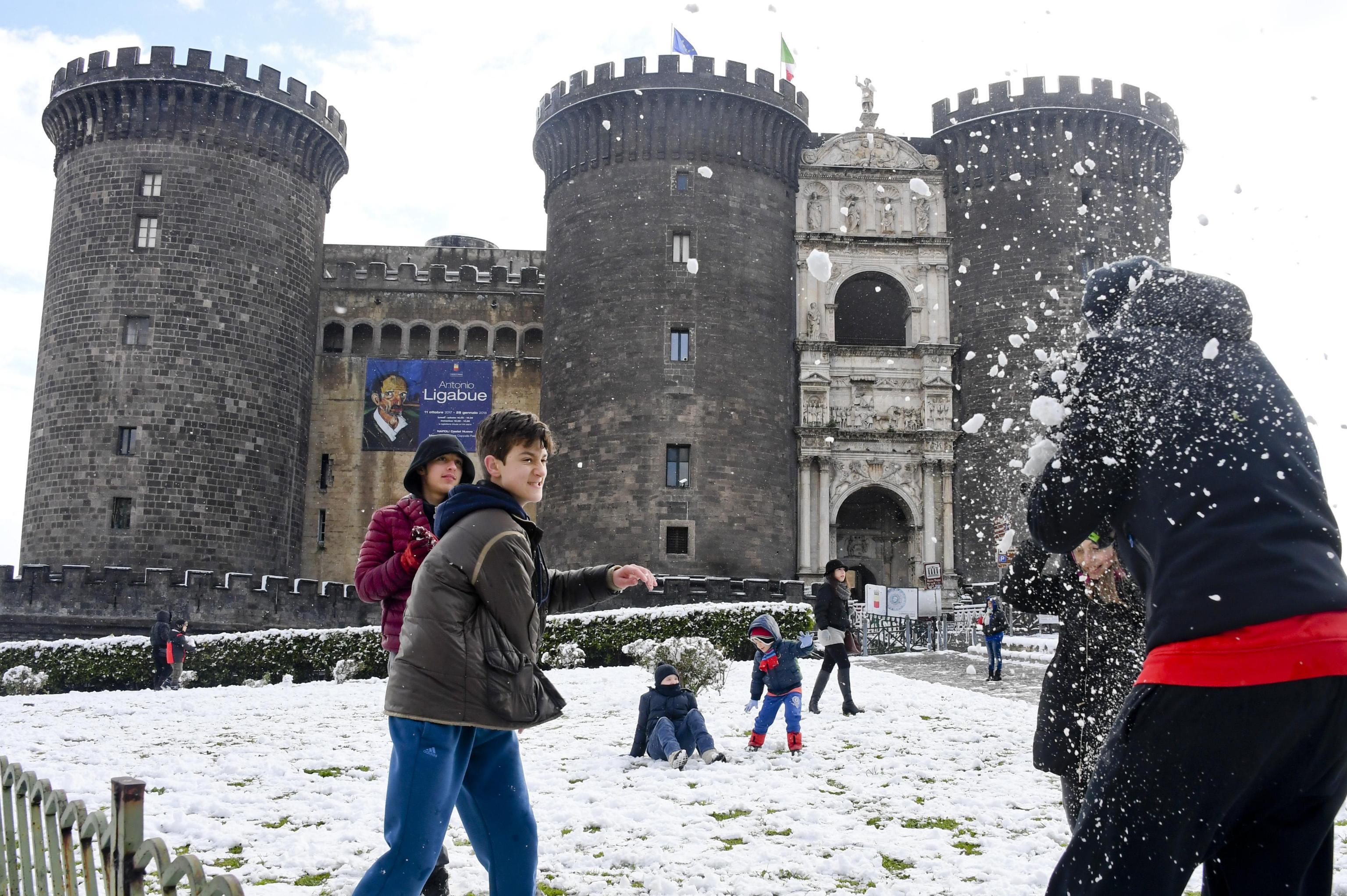 Guerra de nieve frente al castillo Maschio Angioino en Nápoles, Italia (Cesare Abbate/ANSA via AP)