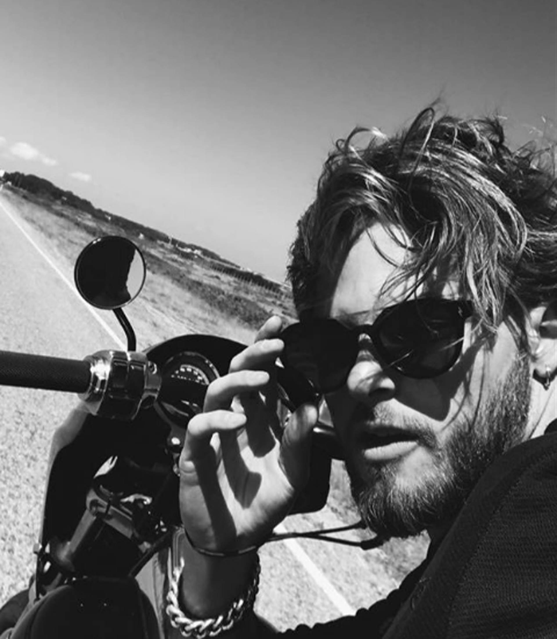 En su tiempo libre, le gusta viajar y andar en moto