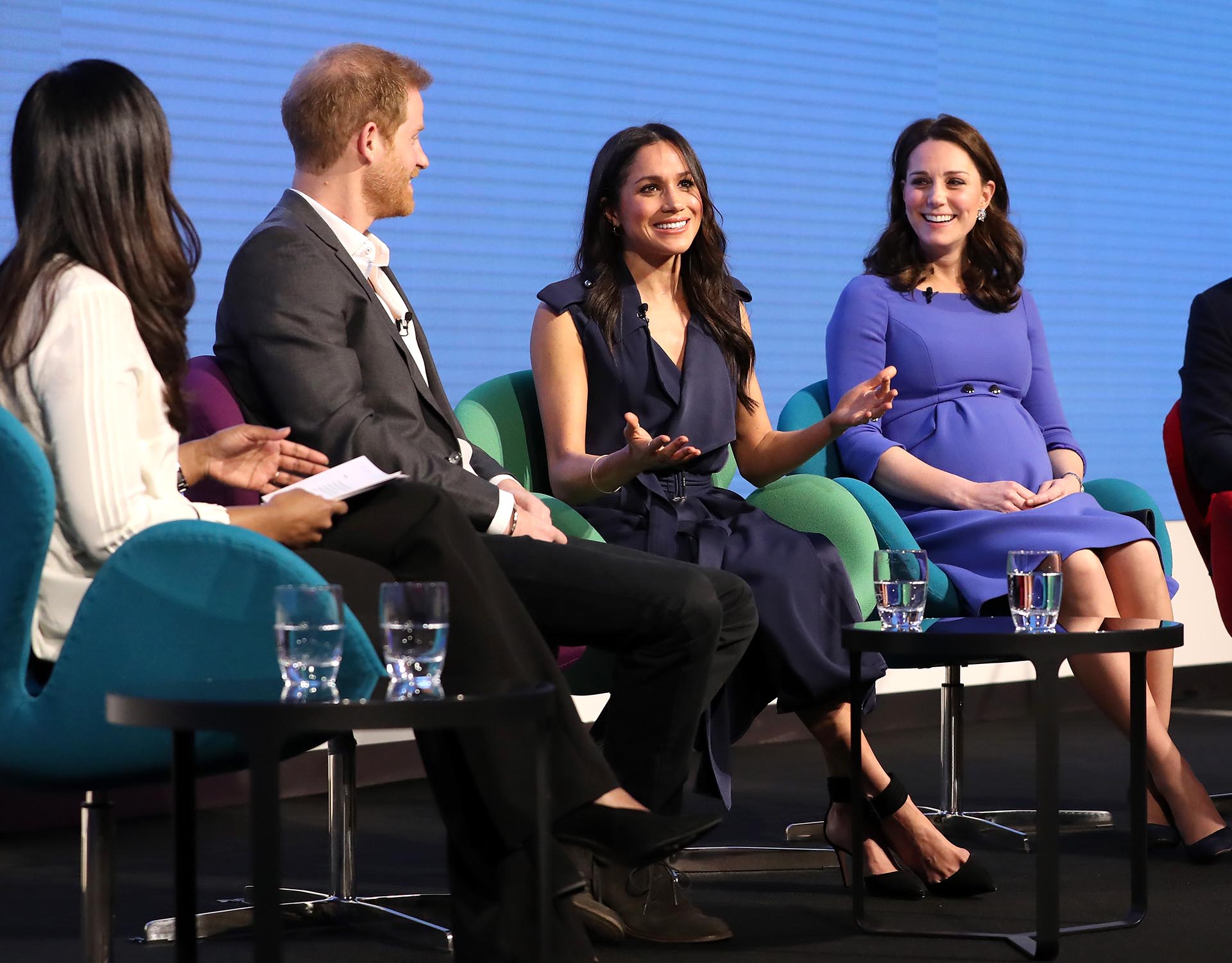La futura Duquesa de Sussex, también se inclinó por el color azul navy, así estrenó un vestido de satén cruzado estilo camisa con lazo en la cintura, diseño de Jason Wu.