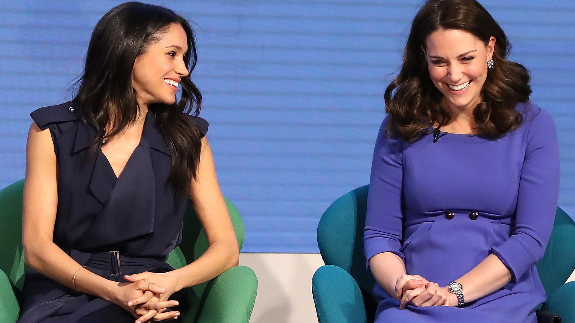 Kate, llevó su cabello suelto con volumen en las puntas, uno de sus marcas registradas. Como accesorio, unos aros con brillantes de Oscar de la Renta y su clásico reloj pulsera.