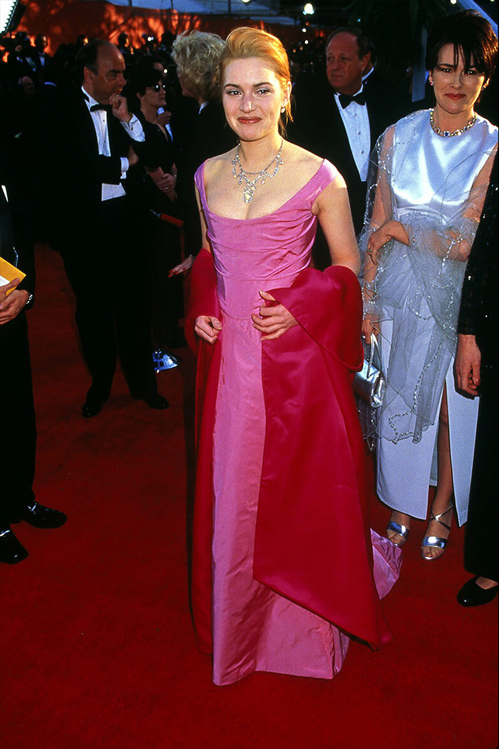 En 1996 Kate Winslet era toda una novata en la alfombra roja de los Oscar y lo demostró al elegir un vestido rosa y rojo