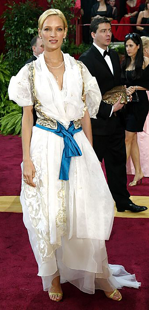 Uma Thurman fue elegida la peor vestida de los premios Osca 2004 por este vestido blanco con detalles dorados y fajín azul de Christian Lacroix. El resultado no convenció a nadie. Más tarde, confesó que el atuendo era “complicado de llevar”