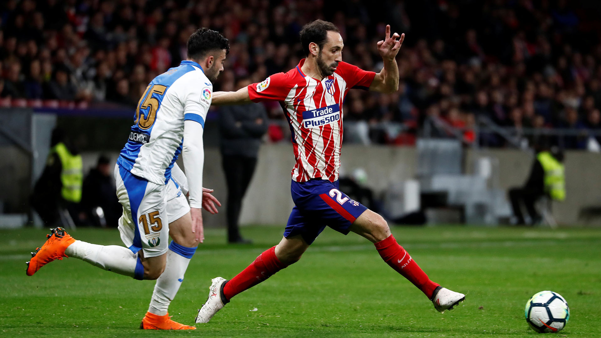 Juanfran Torres, histórico defensor español del Atlético Madrid, reconoció un contacto con dirigentes de clubes argentinos (REUTERS)
