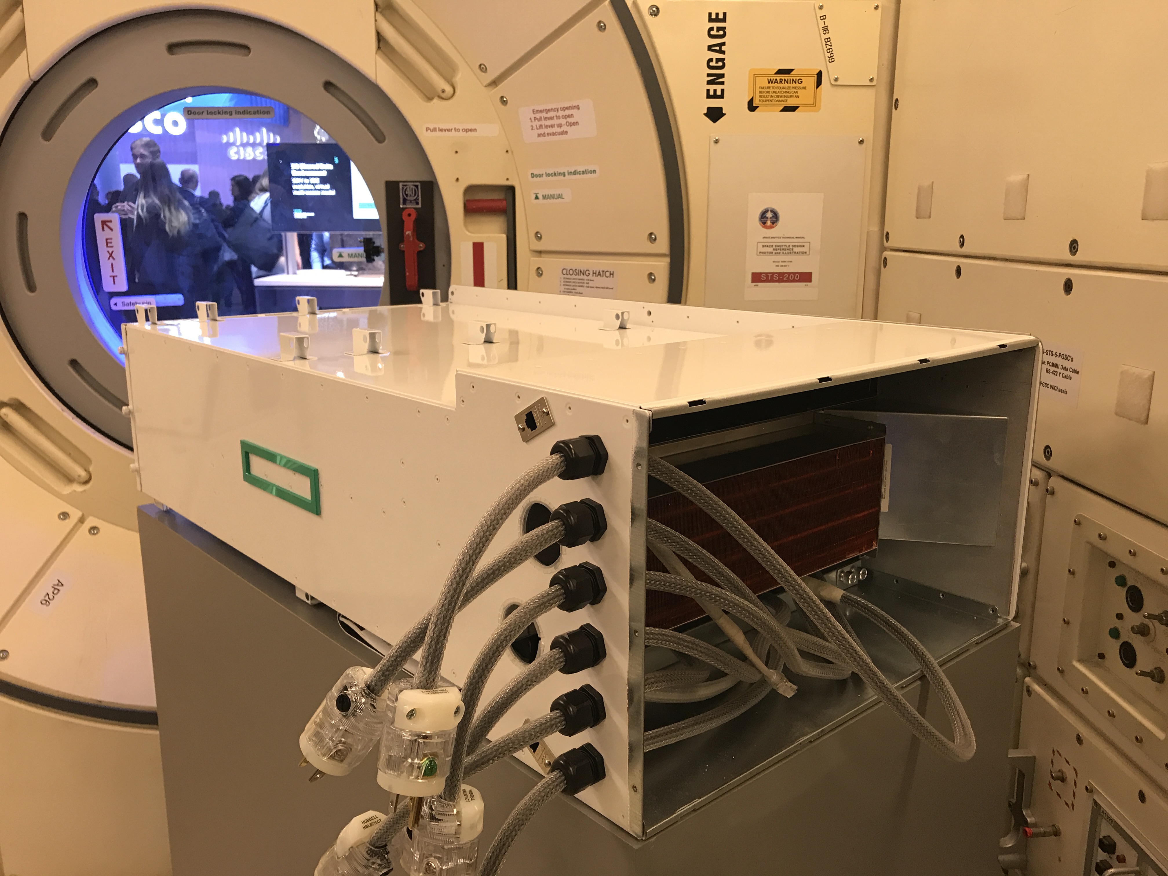 Una réplica de la computadora Spaceborne que se encuentra en la Estación Espacial Internacional