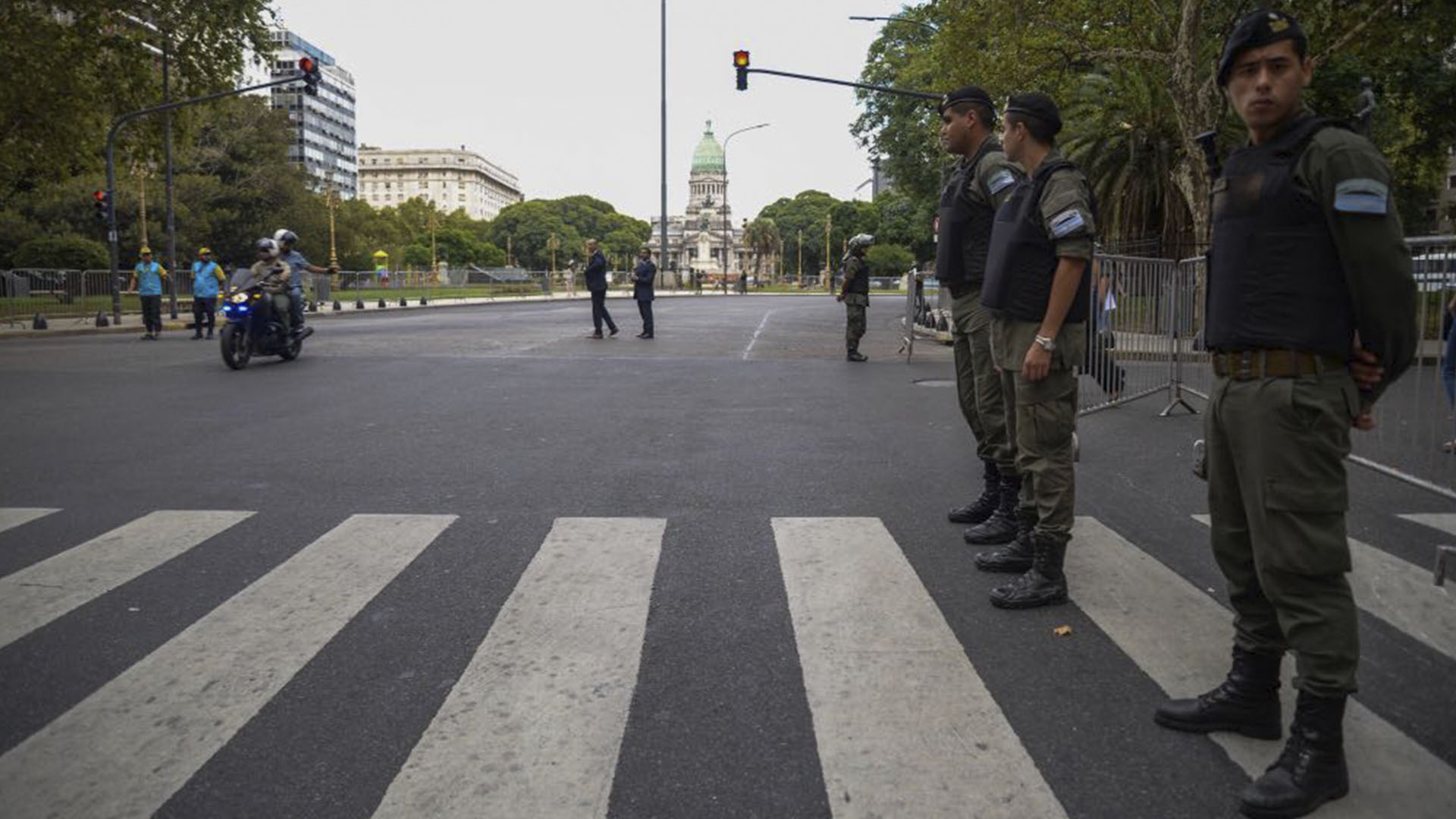 Una desierta Avenida de Mayo