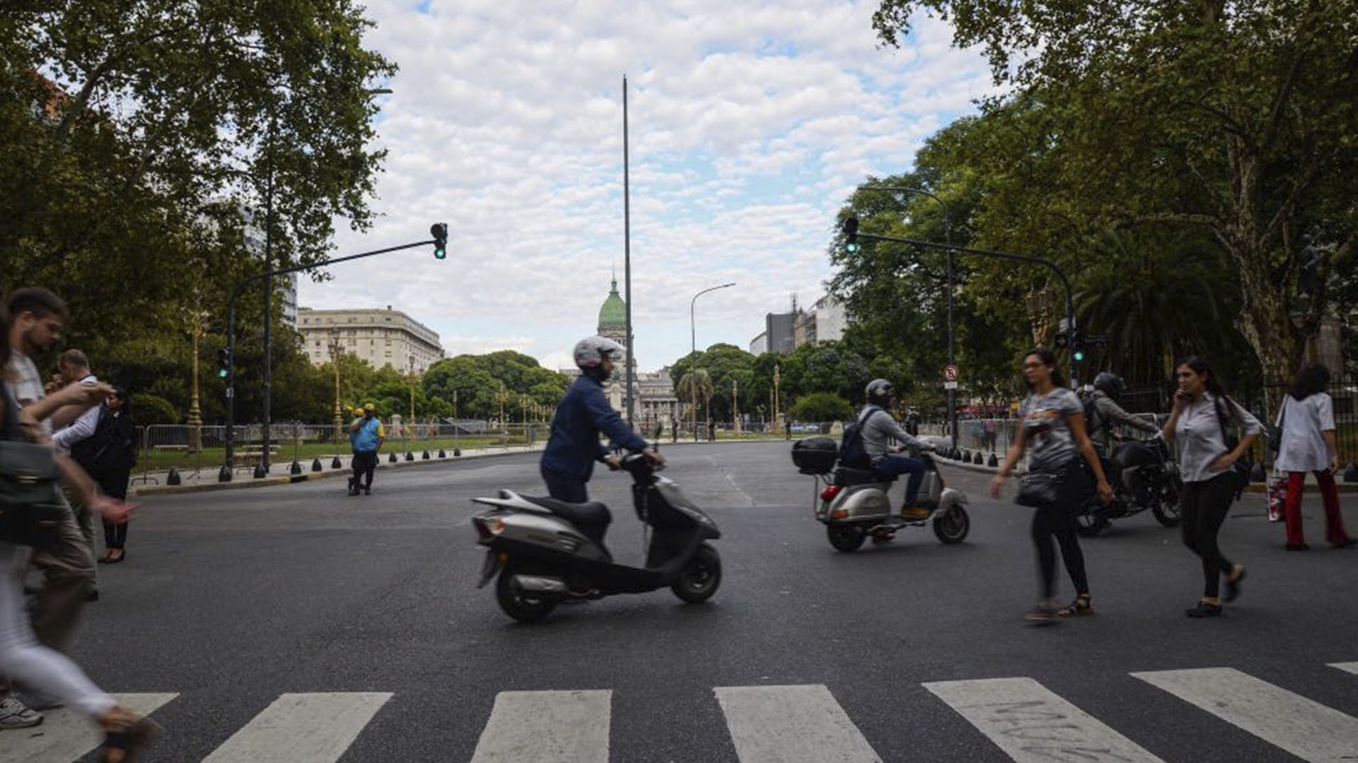 Poca circulación de peatones y de vehículos por la zona del Congreso