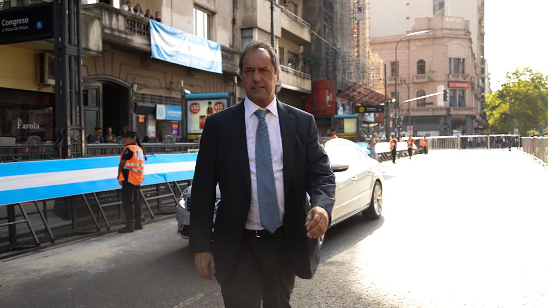 Daniel Scioli camina por avenida Rivadavia