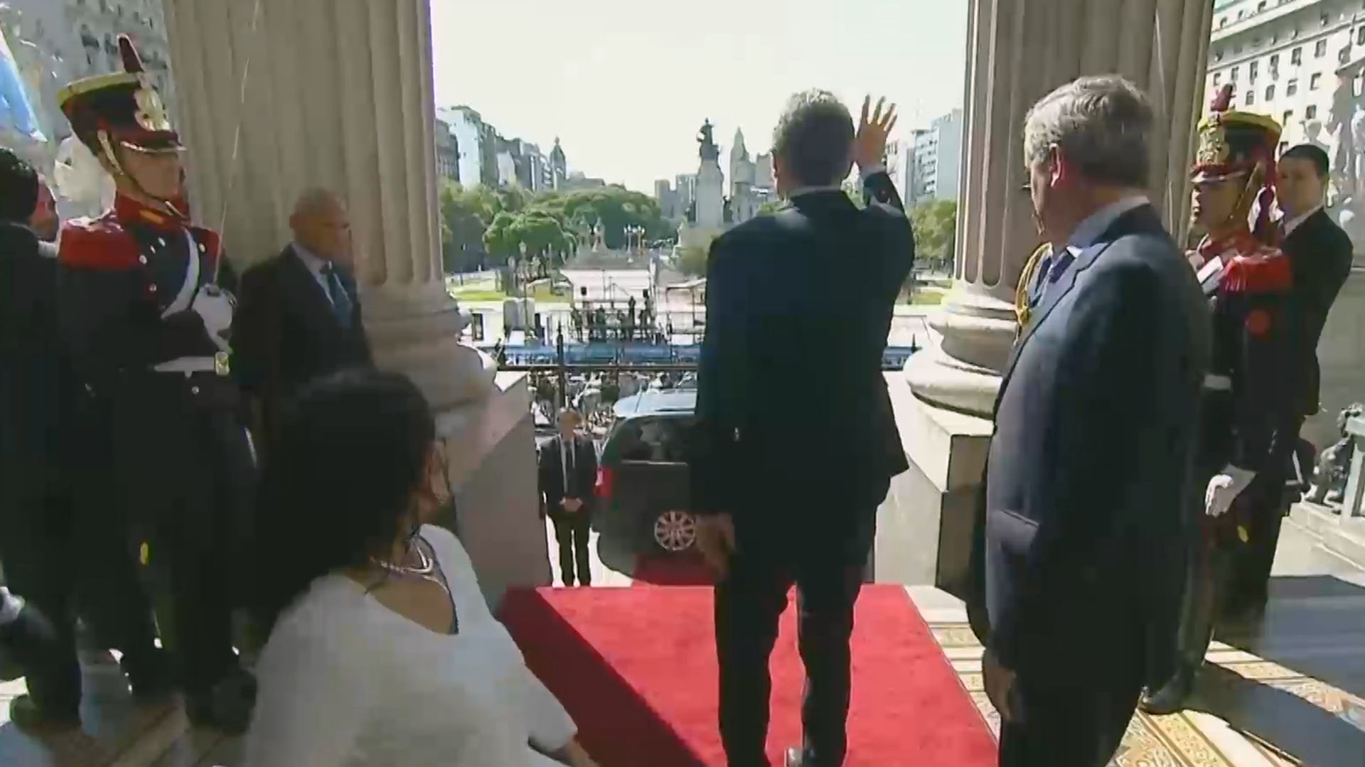 Mauricio Macri, acompañado por Gabriela Michetti y Emilio Monzó, saludaba al ingresar al Congreso para inaugurar la Asamblea Legislativa 2018 (Foto: Captura TV)
