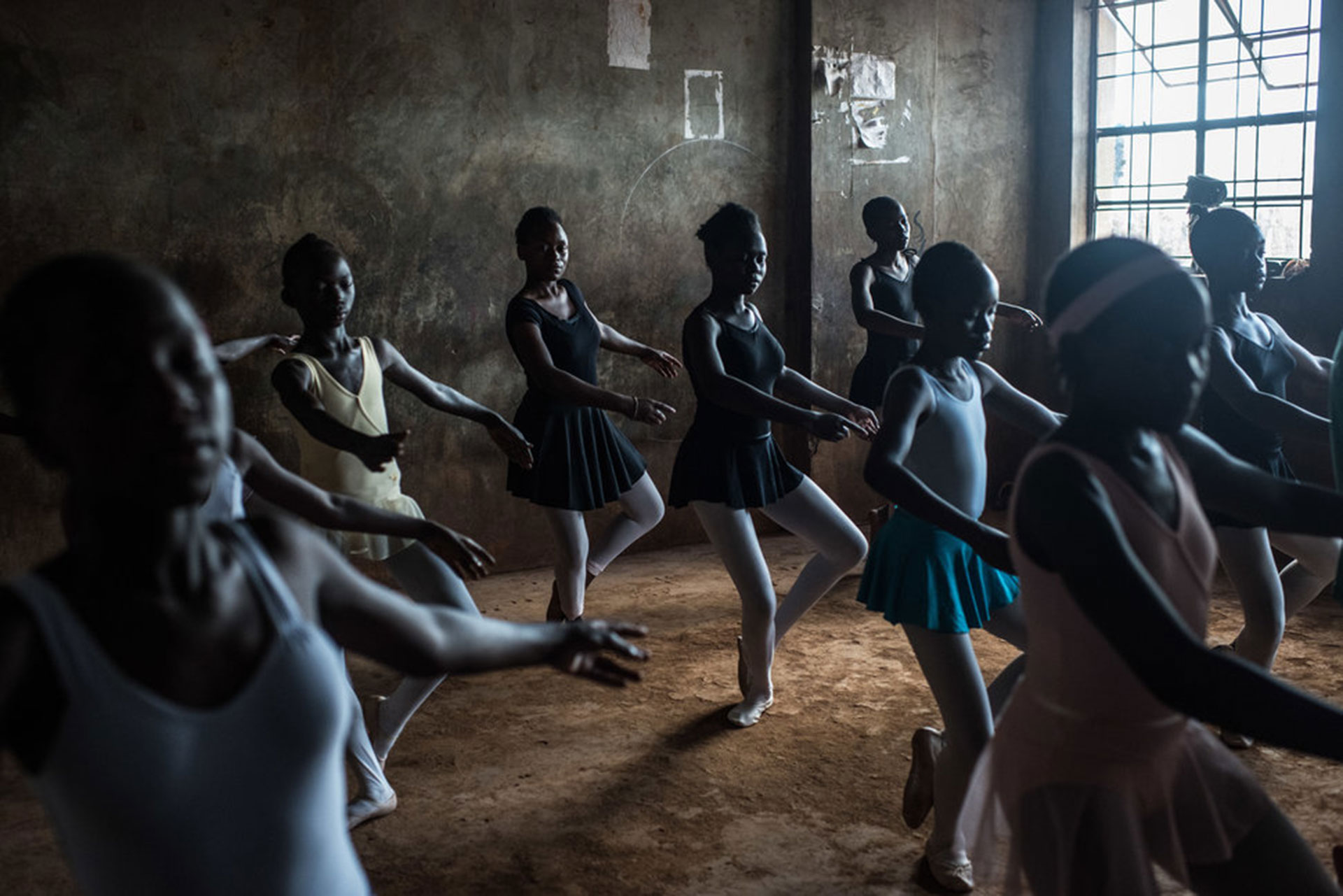 Competencia “Profesional” – Categoría “Temas Contemporáneos”: una clase de ballet en Spurgeons Academy, una escuela en Kibera, un asentamiento informal en los suburbios de Nairobi, la capital de Kenia. (Gentileza Sony World Photography Awards)