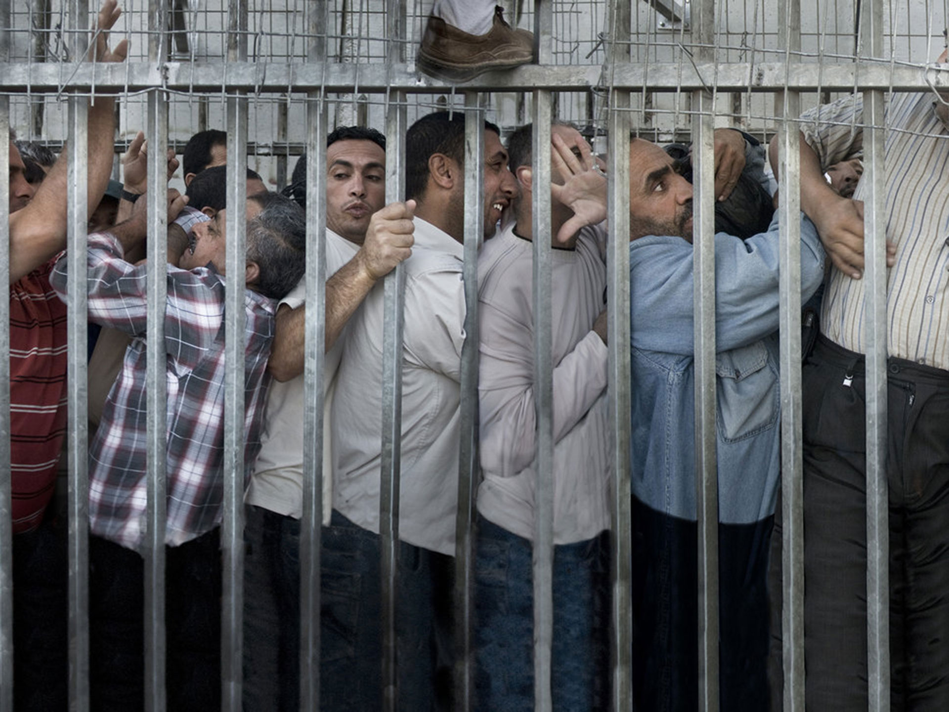 Competencia “Profesional” – Categoría “Creativo”: Todos los días, antes del atardecer, miles de trabajadores palestinos pasan entre dos y cuatro horas amontonados para cruzar el llamado “CheckPoint 300”, que divide Belén y Jerusalén, para trabajar en Jerusalén y sus alrededores. (Gentileza Sony World Photography Awards)