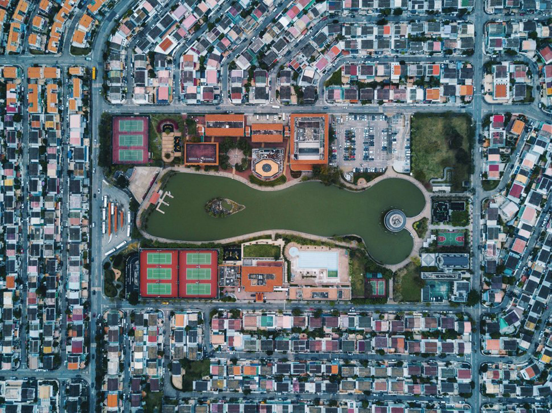 Competencia “Profesional” – Categoría “Paisajes”: Tomada en las afueras de Hong Kong, esta gran área residencial se supone que se asemeja a los suburbios de tipo norteamericano con casas individuales e incluso autobuses escolares amarillos. Sin embargo, este gran lago en el centro de todo fue diseñado de una manera particular, que sólo puede ser apreciado desde el cielo. (Gentileza Sony World Photography Awards)