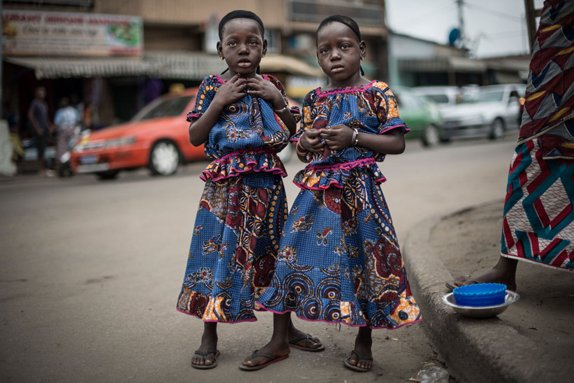 Competencia “Profesional” – Categoría “Retratos”: Rasidatou y Latifatou, de 4 años, posan para un retrato en una calle del distrito Koumassi de Abidján, Costa de Marfil, el 25 de julio de 2017. (Gentileza Sony World Photography Awards)