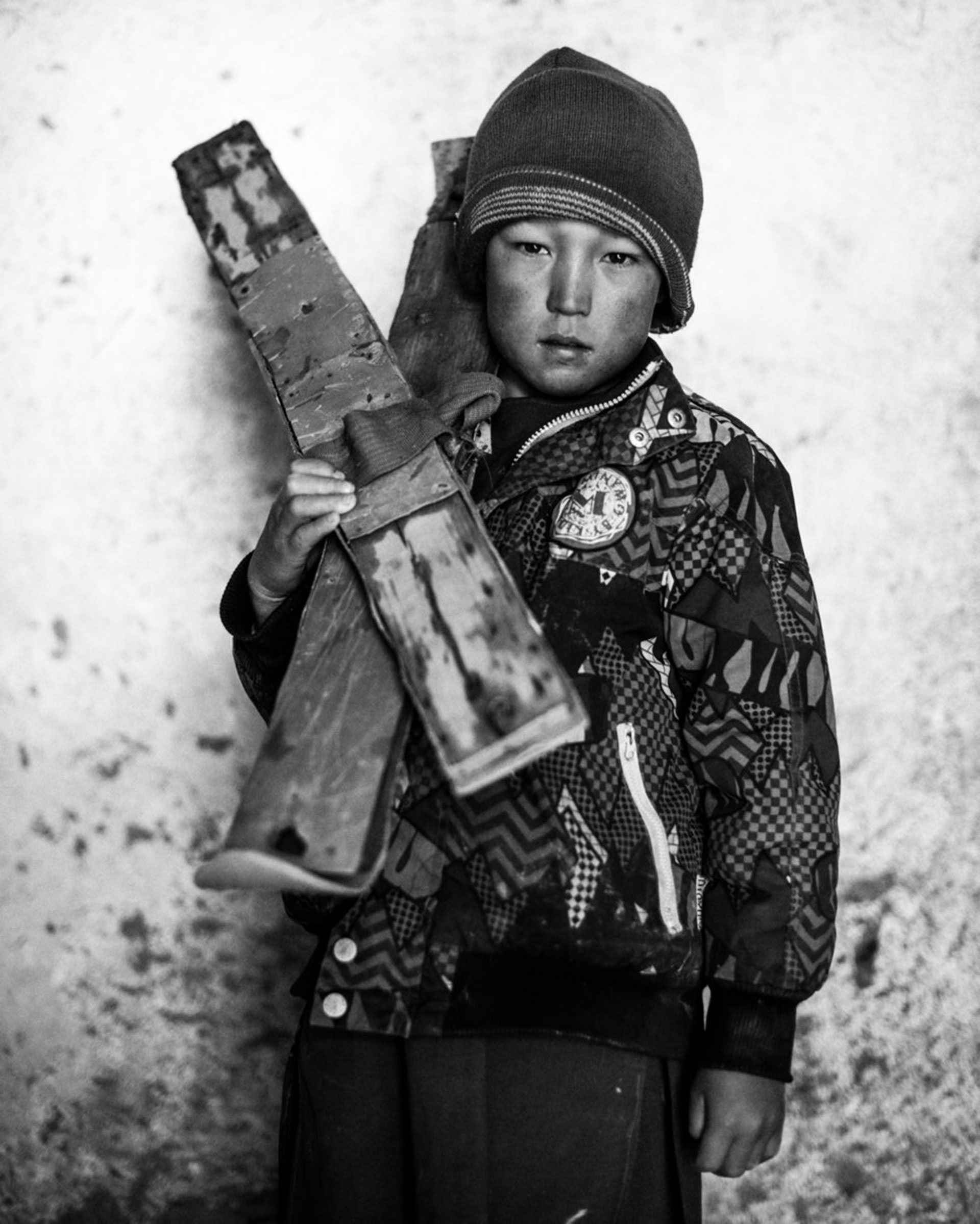 Competencia “Profesional” – Categoría “Retrato”: un retrato de Omid, que no conoce su edad, con sus esquís caseros en la mezquita del pueblo de Aub Bala. (Gentileza Sony World Photography Awards)