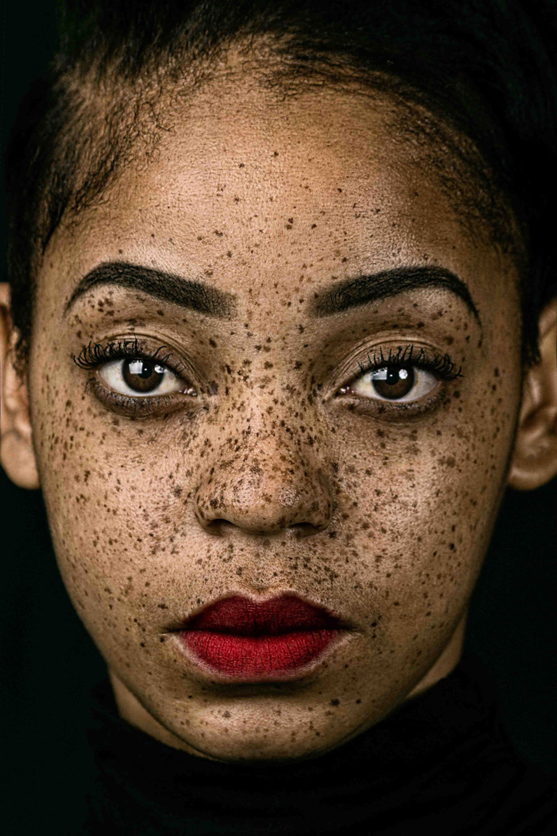 Competencia “Abierto” – Categoría “Retratos”: retrato de una mujer con pecas (Gentileza Sony World Photography Awards)