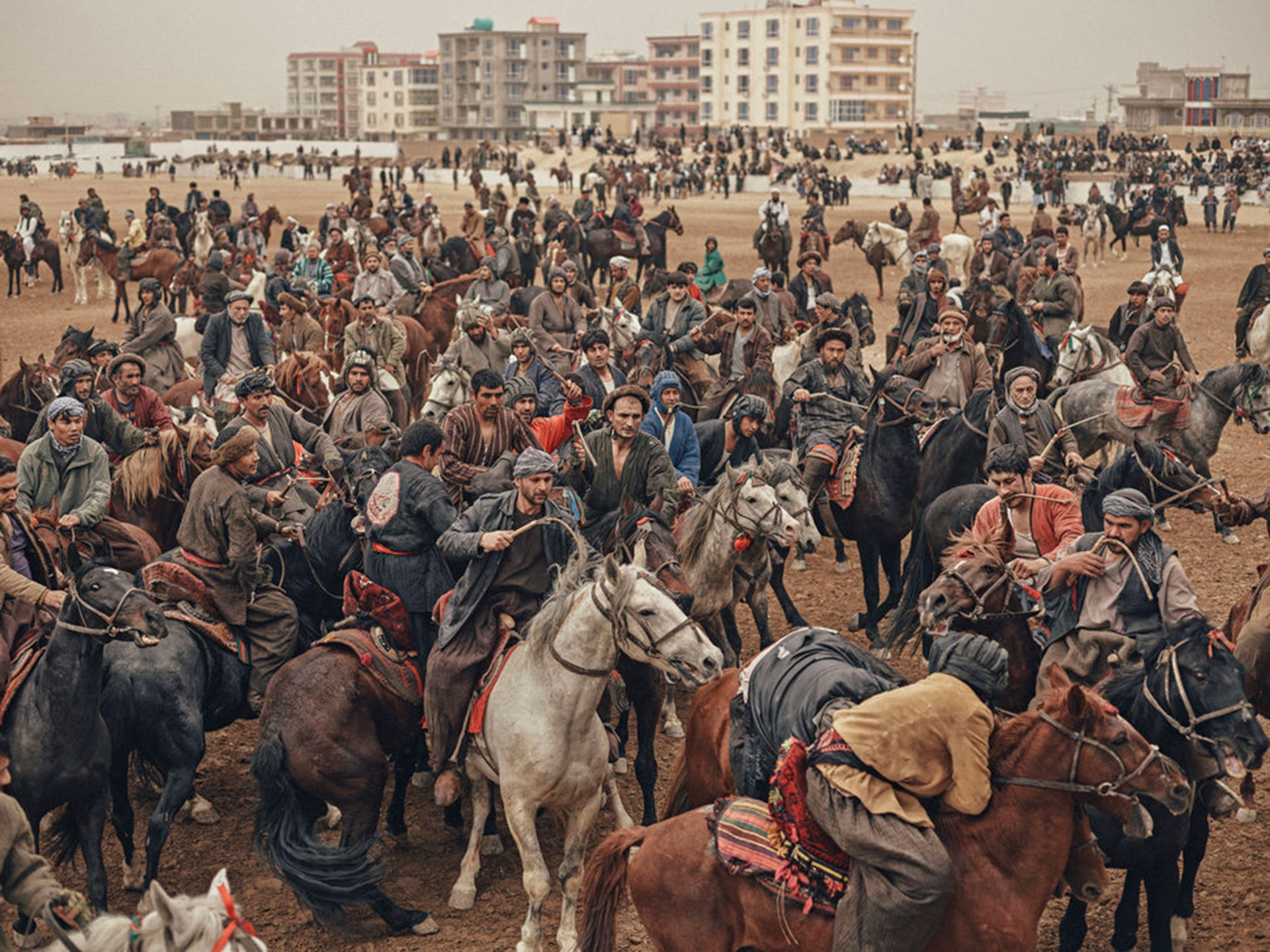 Competencia “Profesional” – Categoría “Deportes”: jinetes luchan por el cadáver de un ternero sin cabeza durante un partido de buzkashi el día de Nawroz, o Año Nuevo Persa, en Mazar-e Sharif, Afganistán, el 21 de marzo de 2017. (Gentileza Sony World Photography Awards)