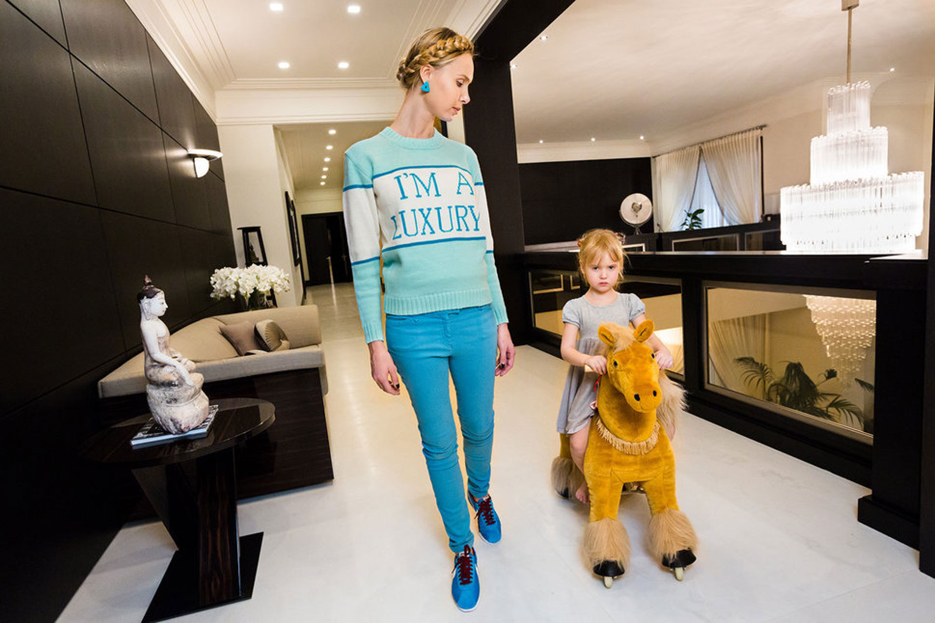 Competencia “Profesional” – Categoría “Temas Contemporáneos”: Ilona en casa con su hija Michelle, de 4 años, en Moscú. El suéter de Ilona fue producido para ella en un color personalizado por su amigo Andrey Artyomov, cuya línea de moda Walk of Shame es popular entre las esposas de los oligarcas. (Gentileza Sony World Photography Awards)