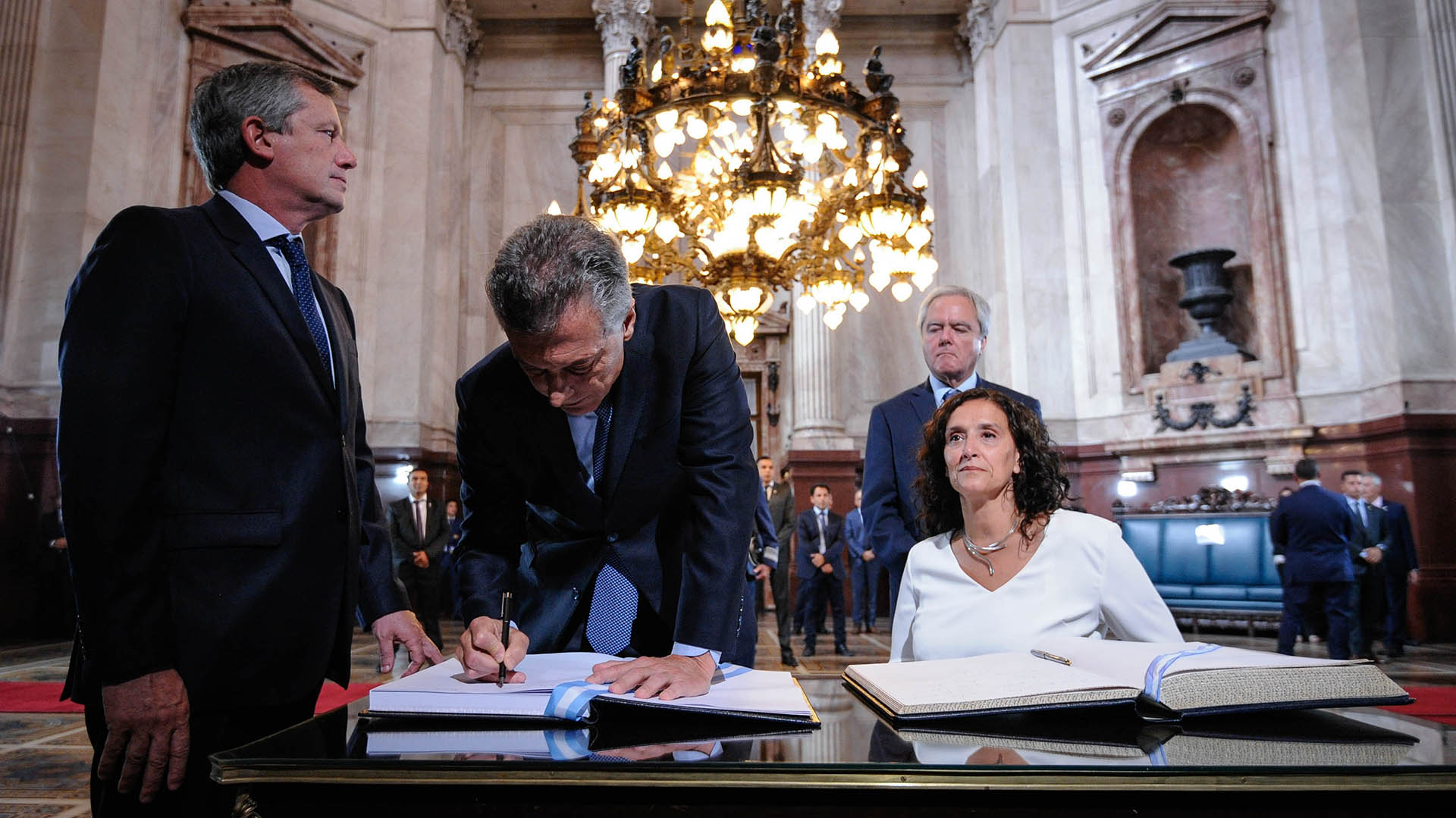 Junto a Michetti, Monzó y Pinedo. Macri firma las actas de la Asamblea Legislativa 2018