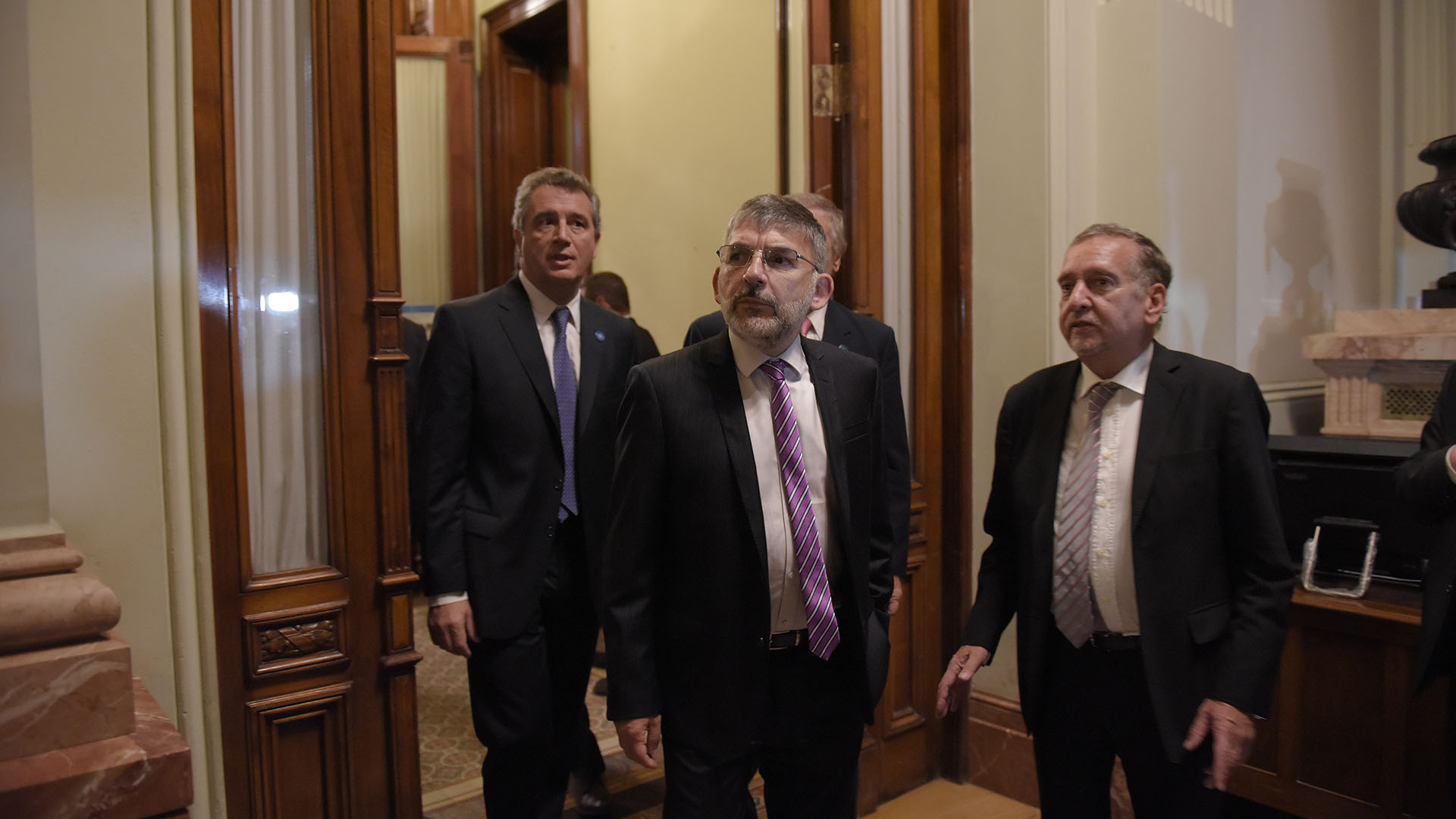 El secretario de Comunicación Pública, Jorge Grecco junto al ministro de Ciencia Lino Barañao; y en el fondo, el ministro de Agroindustria Luis Miguel Etchevehere