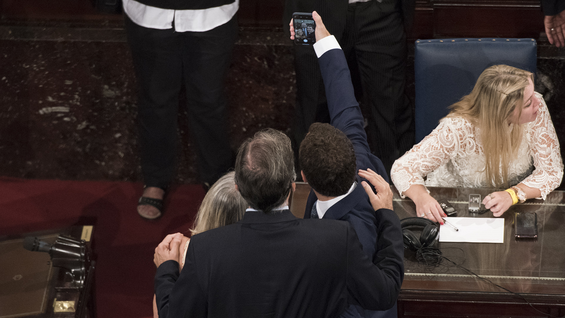Tres legisladores se sacan una foto antes del comienzo del discurso de Macri
